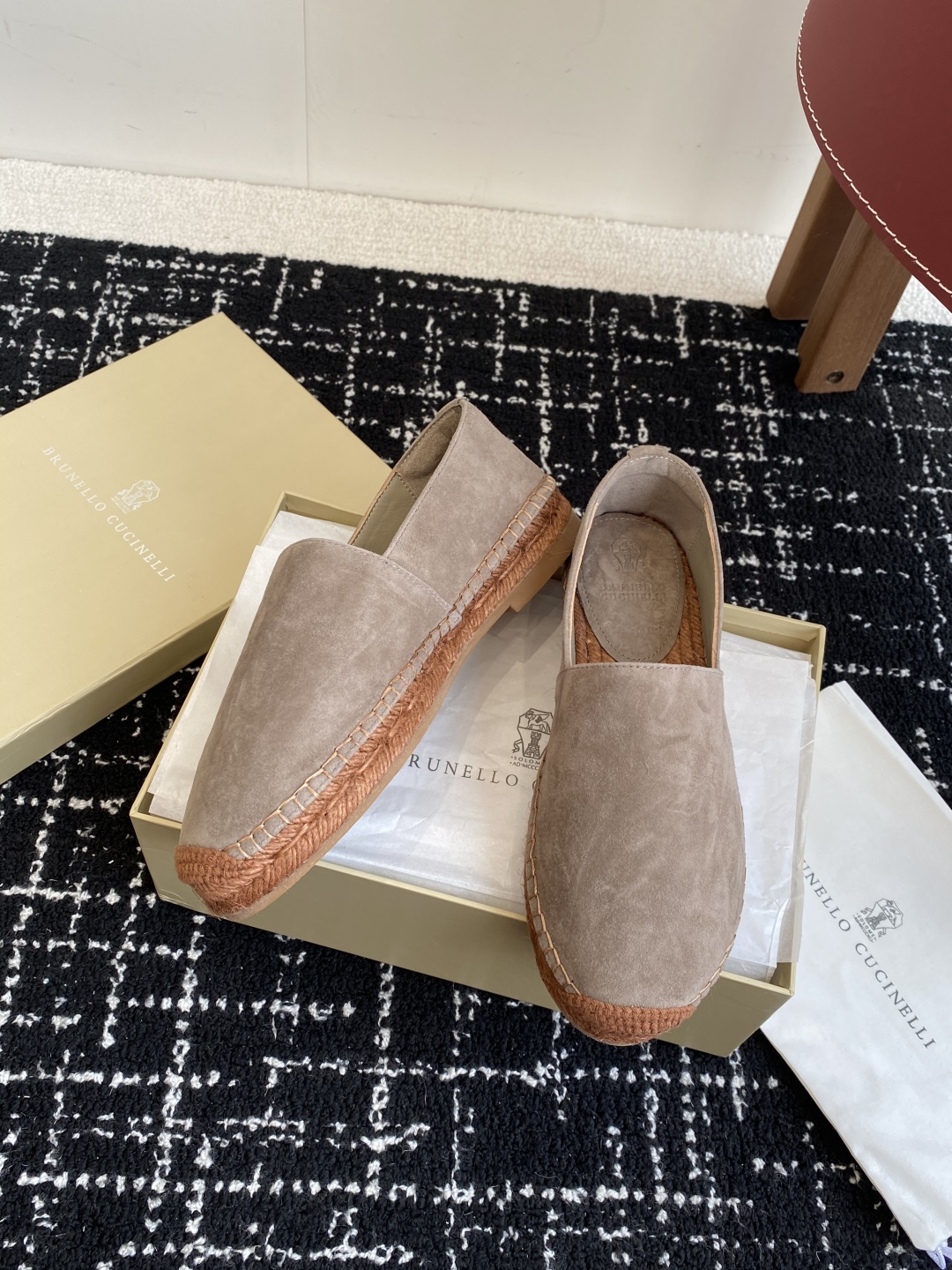 
brunello cucinelli 25ss 春夏新款 渔夫鞋 BC经典 半拖

制作工艺相当麻烦，