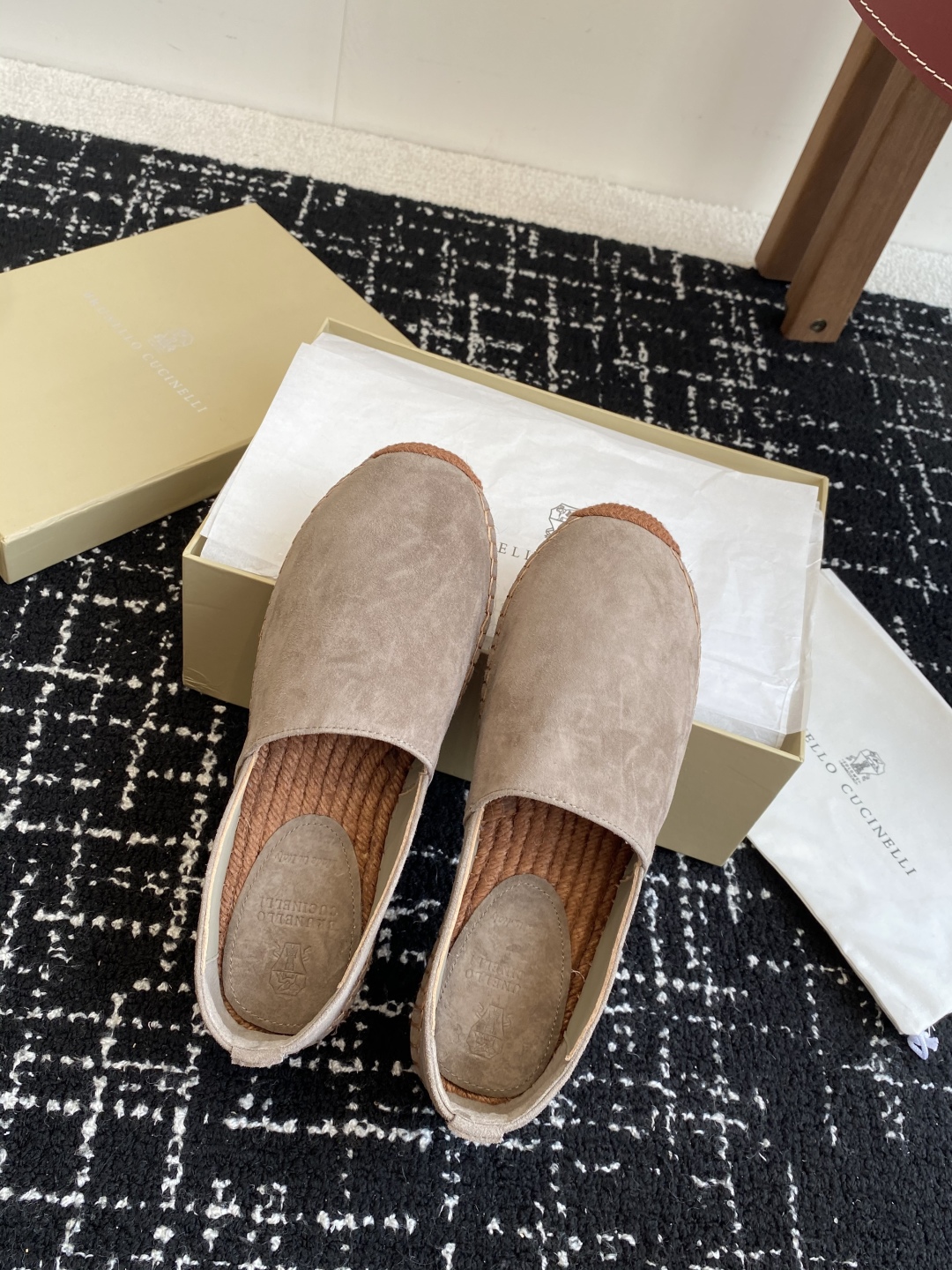 
brunello cucinelli 25ss 春夏新款 渔夫鞋 BC经典 半拖

制作工艺相当麻烦，