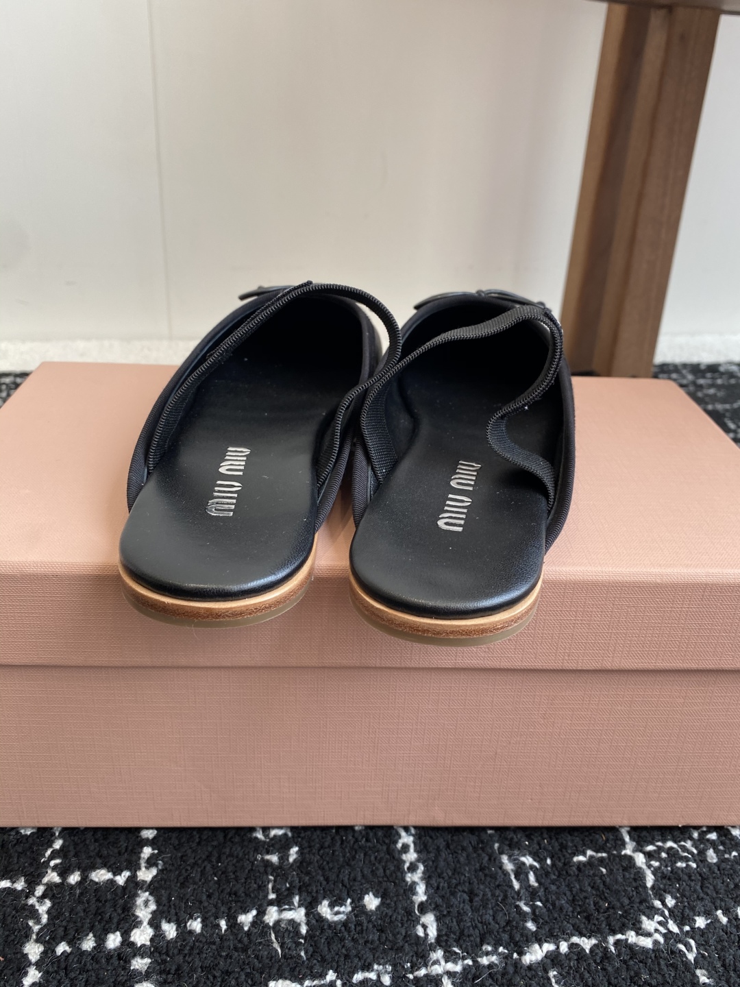 代购级Miu Miu 缪缪 25ss 春夏季新款 芭蕾舞 半拖
缪家以芭蕾的灵动意韵融于日常. 以现代笔