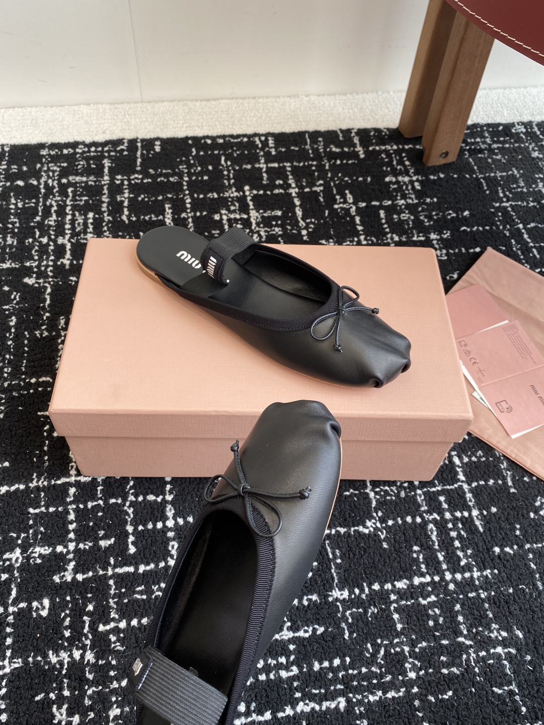 代购级Miu Miu 缪缪 25ss 春夏季新款 芭蕾舞 半拖
缪家以芭蕾的灵动意韵融于日常. 以现代笔