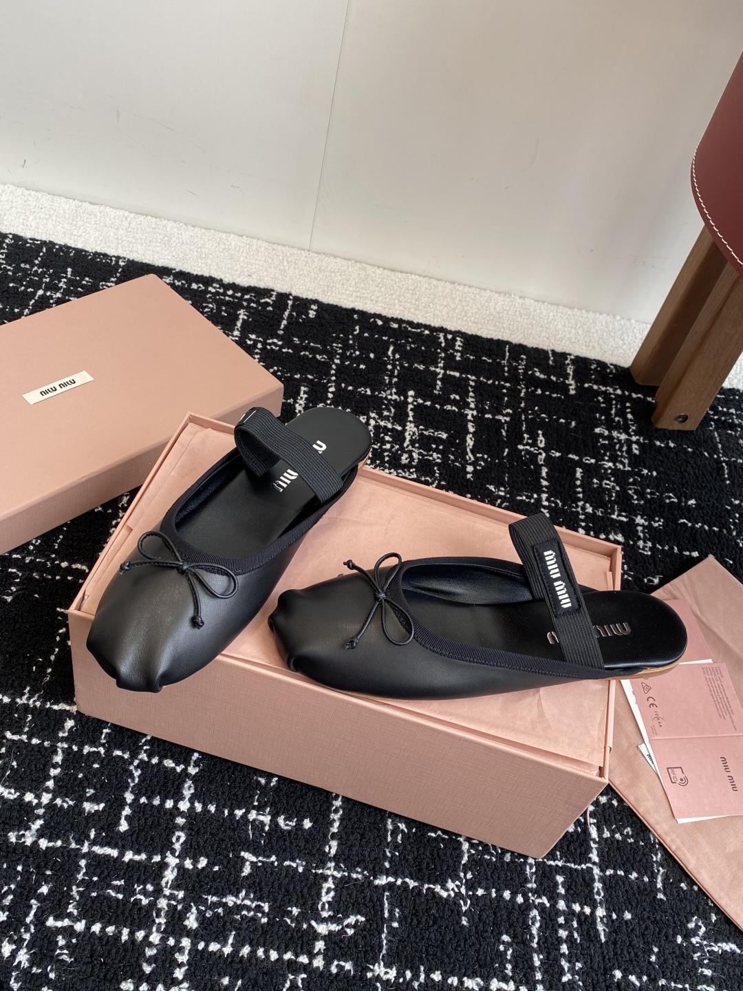 代购级Miu Miu 缪缪 25ss 春夏季新款 芭蕾舞 半拖
缪家以芭蕾的灵动意韵融于日常. 以现代笔