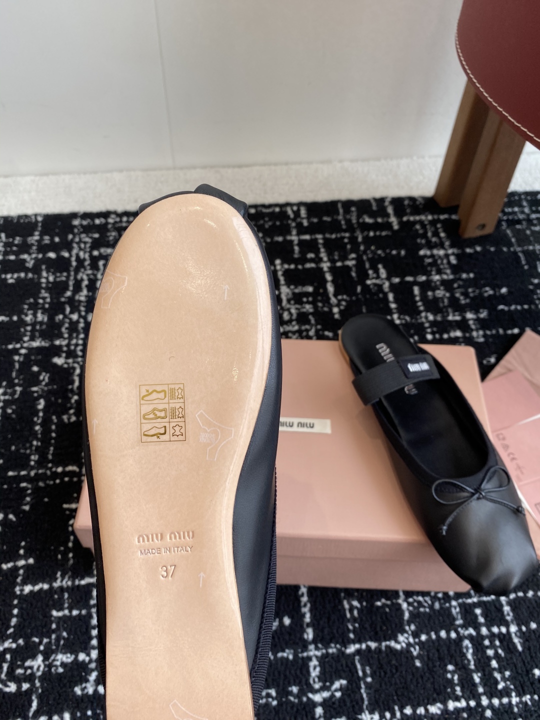 代购级Miu Miu 缪缪 25ss 春夏季新款 芭蕾舞 半拖
缪家以芭蕾的灵动意韵融于日常. 以现代笔