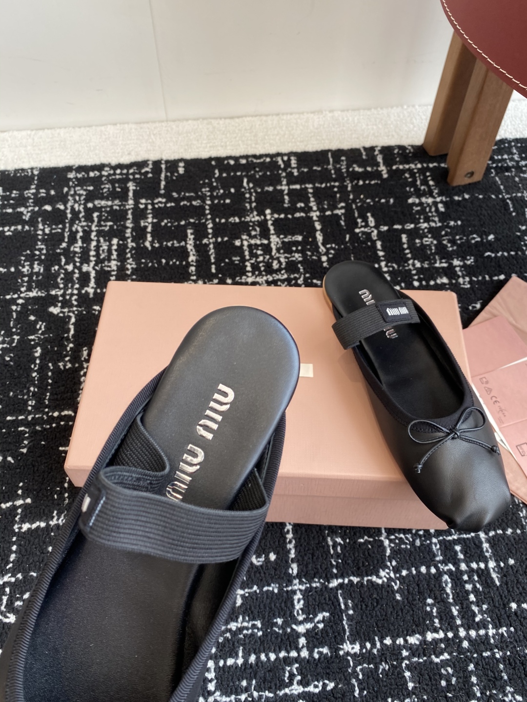 代购级Miu Miu 缪缪 25ss 春夏季新款 芭蕾舞 半拖
缪家以芭蕾的灵动意韵融于日常. 以现代笔