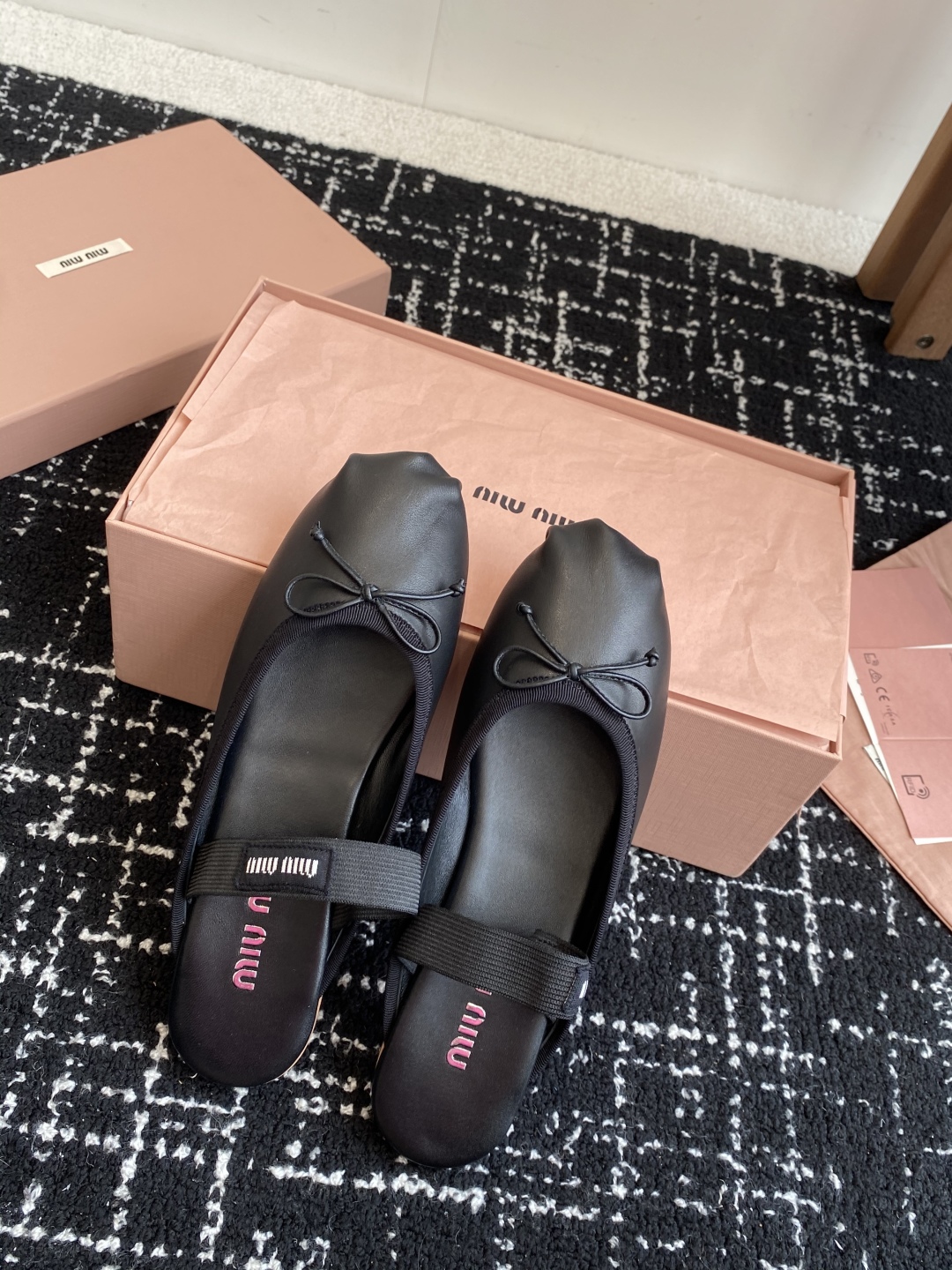 代购级Miu Miu 缪缪 25ss 春夏季新款 芭蕾舞 半拖
缪家以芭蕾的灵动意韵融于日常. 以现代笔