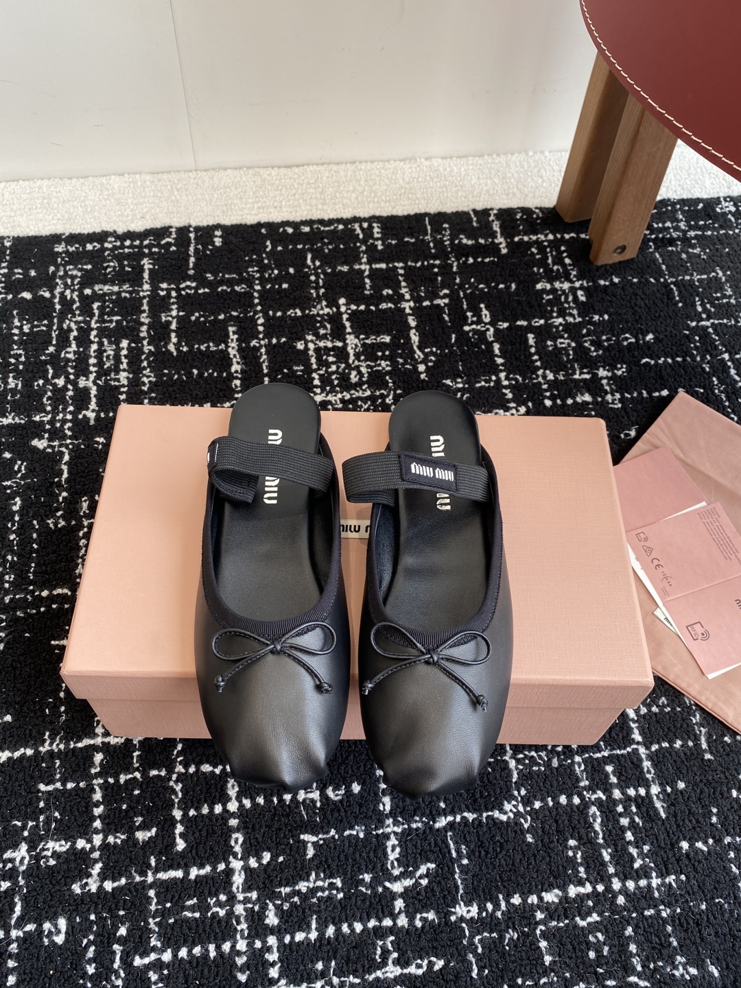 代购级Miu Miu 缪缪 25ss 春夏季新款 芭蕾舞 半拖
缪家以芭蕾的灵动意韵融于日常. 以现代笔