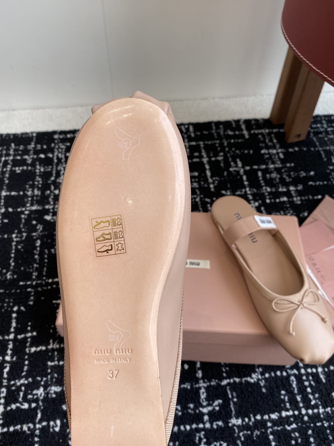 代购级Miu Miu 缪缪 25ss 春夏季新款 芭蕾舞 半拖
缪家以芭蕾的灵动意韵融于日常. 以现代笔