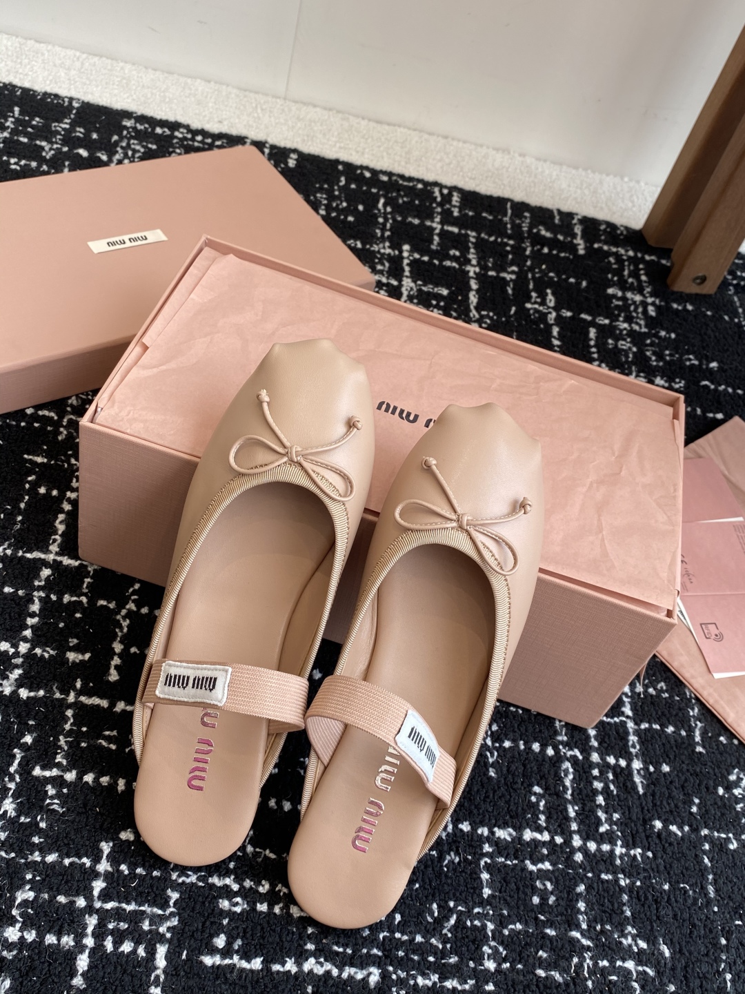 代购级Miu Miu 缪缪 25ss 春夏季新款 芭蕾舞 半拖
缪家以芭蕾的灵动意韵融于日常. 以现代笔