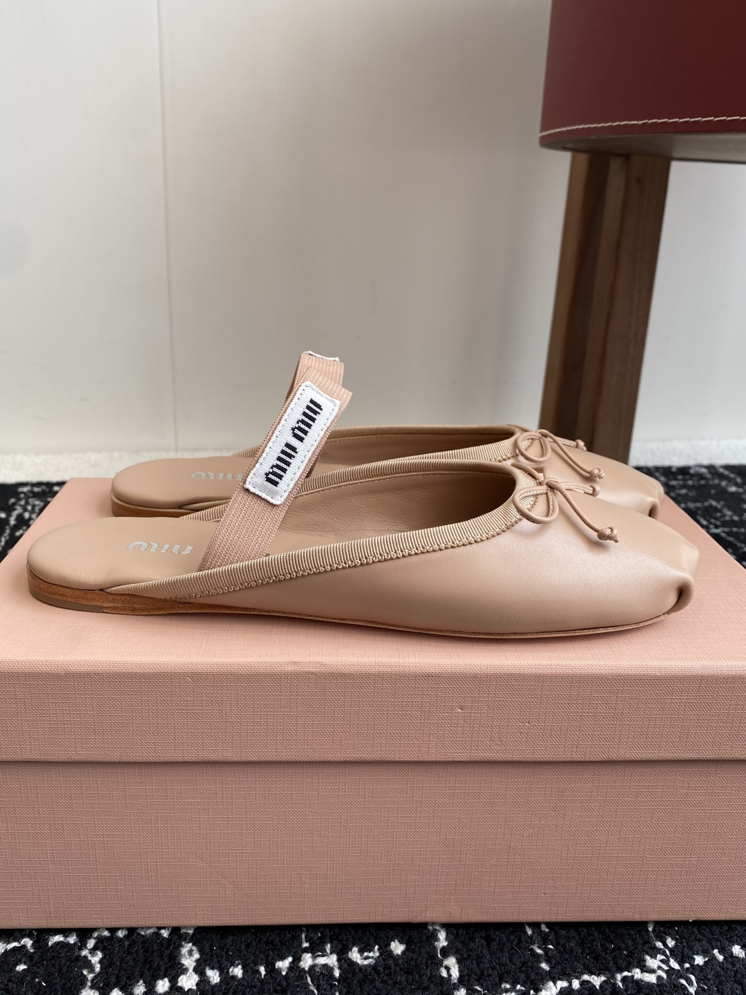 代购级Miu Miu 缪缪 25ss 春夏季新款 芭蕾舞 半拖
缪家以芭蕾的灵动意韵融于日常. 以现代笔