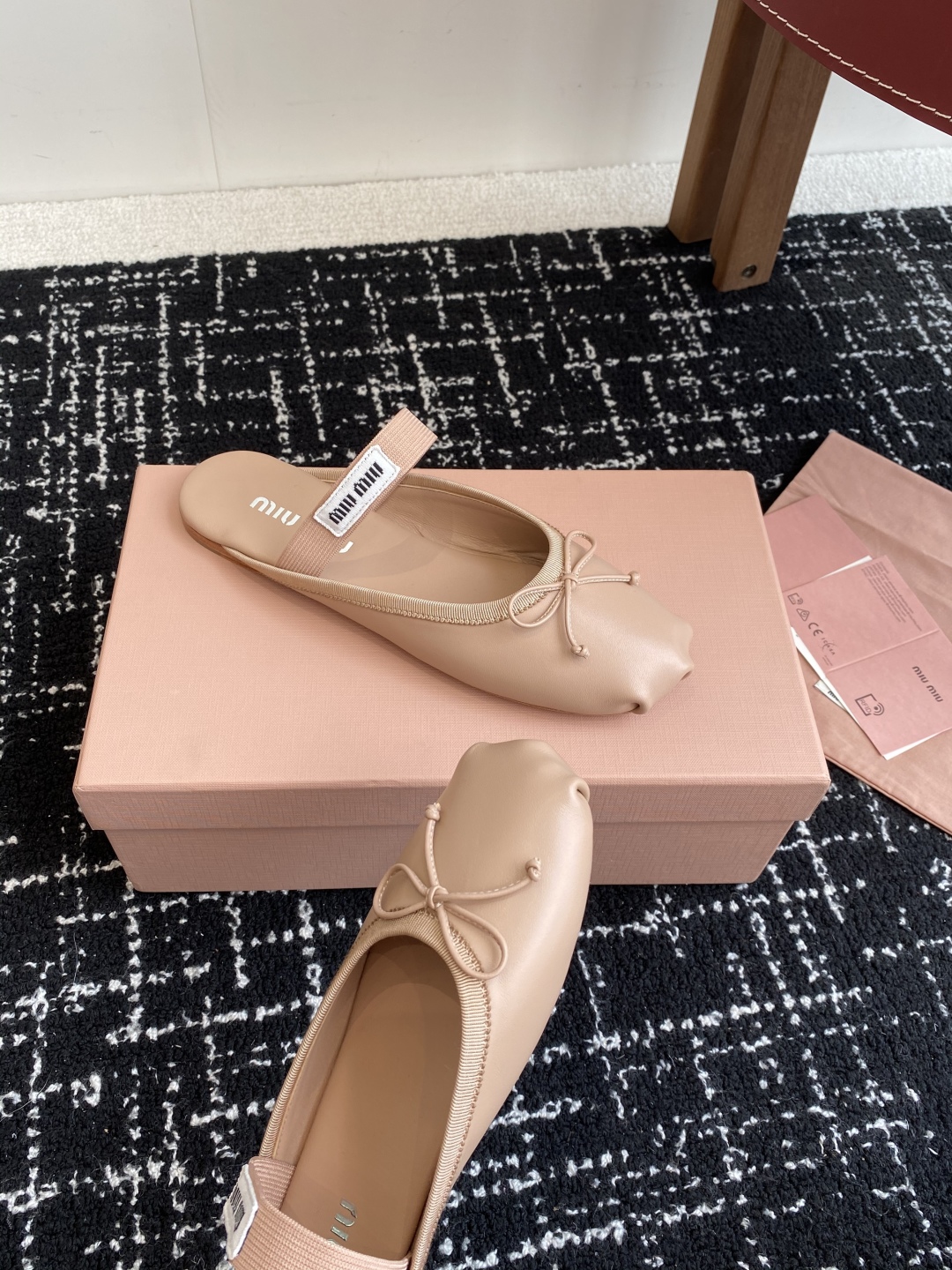 代购级Miu Miu 缪缪 25ss 春夏季新款 芭蕾舞 半拖
缪家以芭蕾的灵动意韵融于日常. 以现代笔