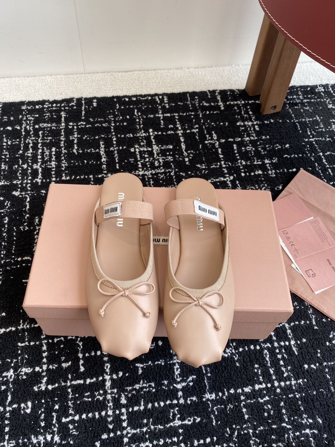 代购级Miu Miu 缪缪 25ss 春夏季新款 芭蕾舞 半拖
缪家以芭蕾的灵动意韵融于日常. 以现代笔