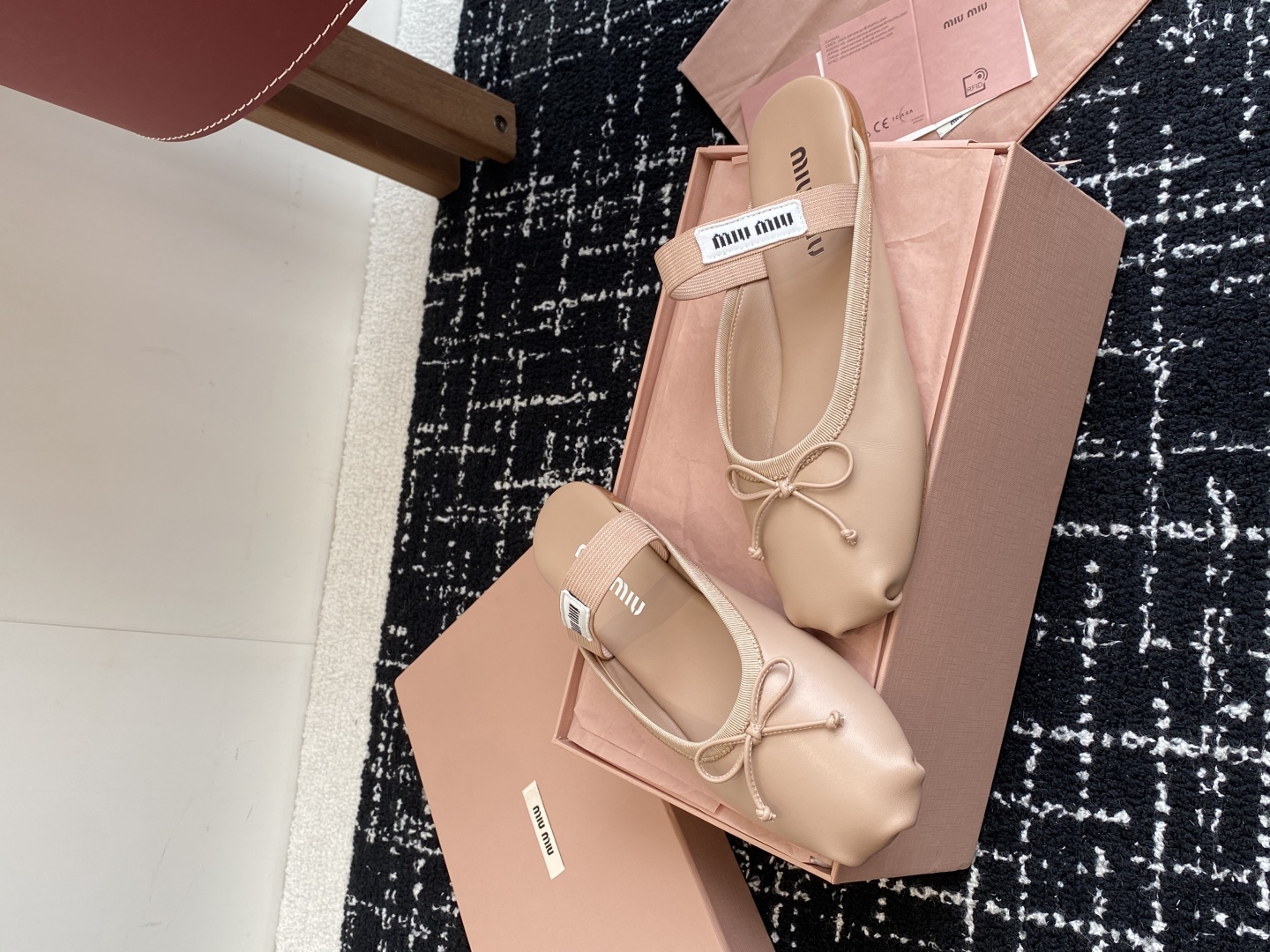 代购级Miu Miu 缪缪 25ss 春夏季新款 芭蕾舞 半拖
缪家以芭蕾的灵动意韵融于日常. 以现代笔