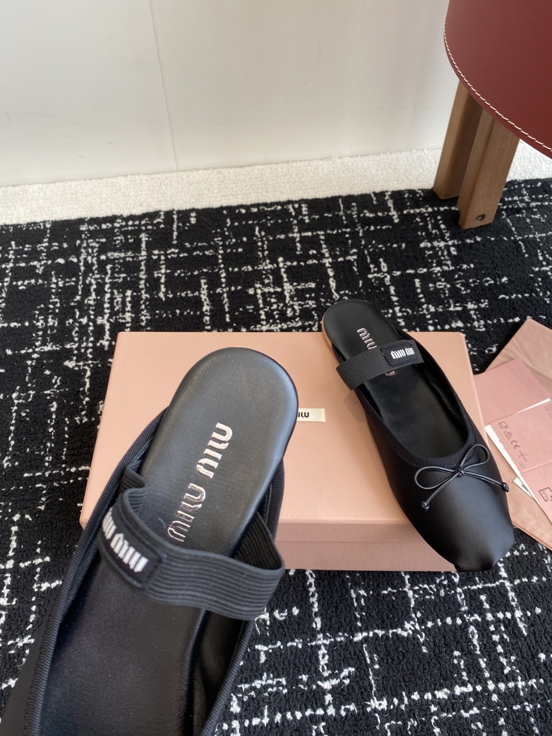 代购级Miu Miu 缪缪 25ss 春夏季新款 芭蕾舞 半拖
缪家以芭蕾的灵动意韵融于日常. 以现代笔