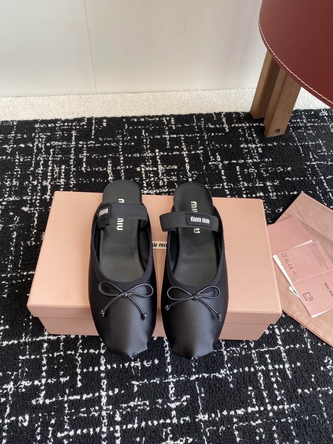 代购级Miu Miu 缪缪 25ss 春夏季新款 芭蕾舞 半拖
缪家以芭蕾的灵动意韵融于日常. 以现代笔