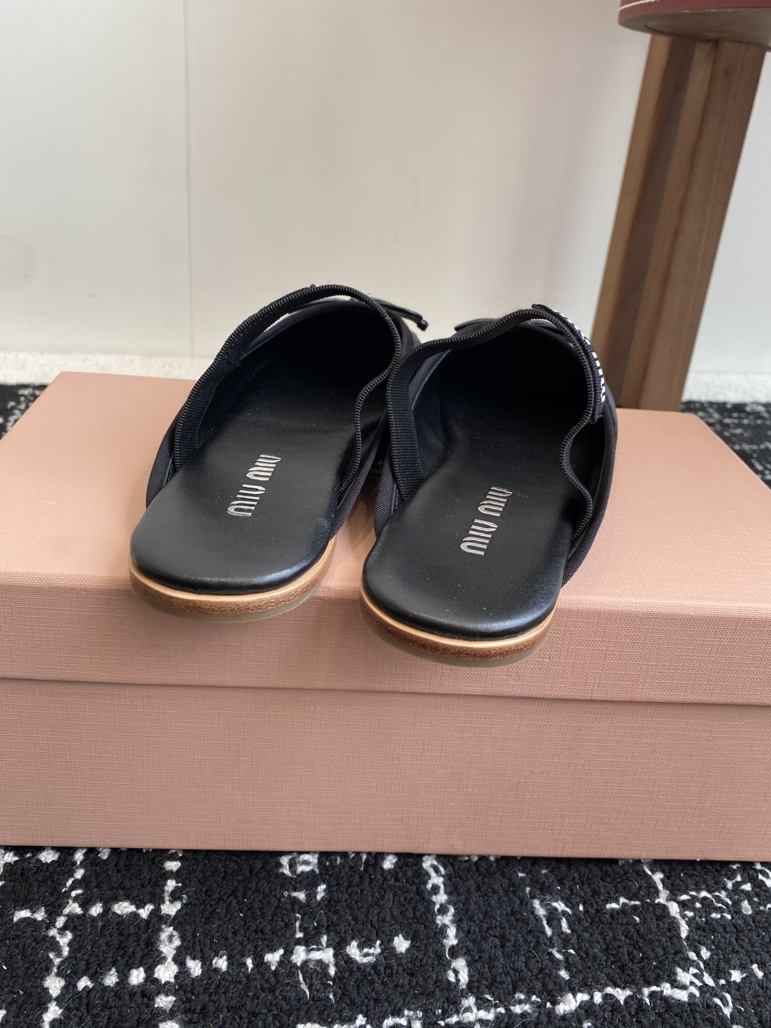 代购级Miu Miu 缪缪 25ss 春夏季新款 芭蕾舞 半拖
缪家以芭蕾的灵动意韵融于日常. 以现代笔