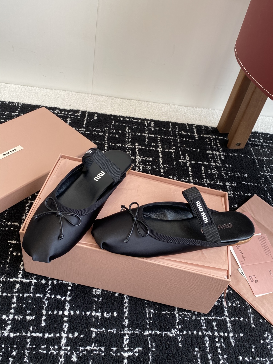 代购级Miu Miu 缪缪 25ss 春夏季新款 芭蕾舞 半拖
缪家以芭蕾的灵动意韵融于日常. 以现代笔