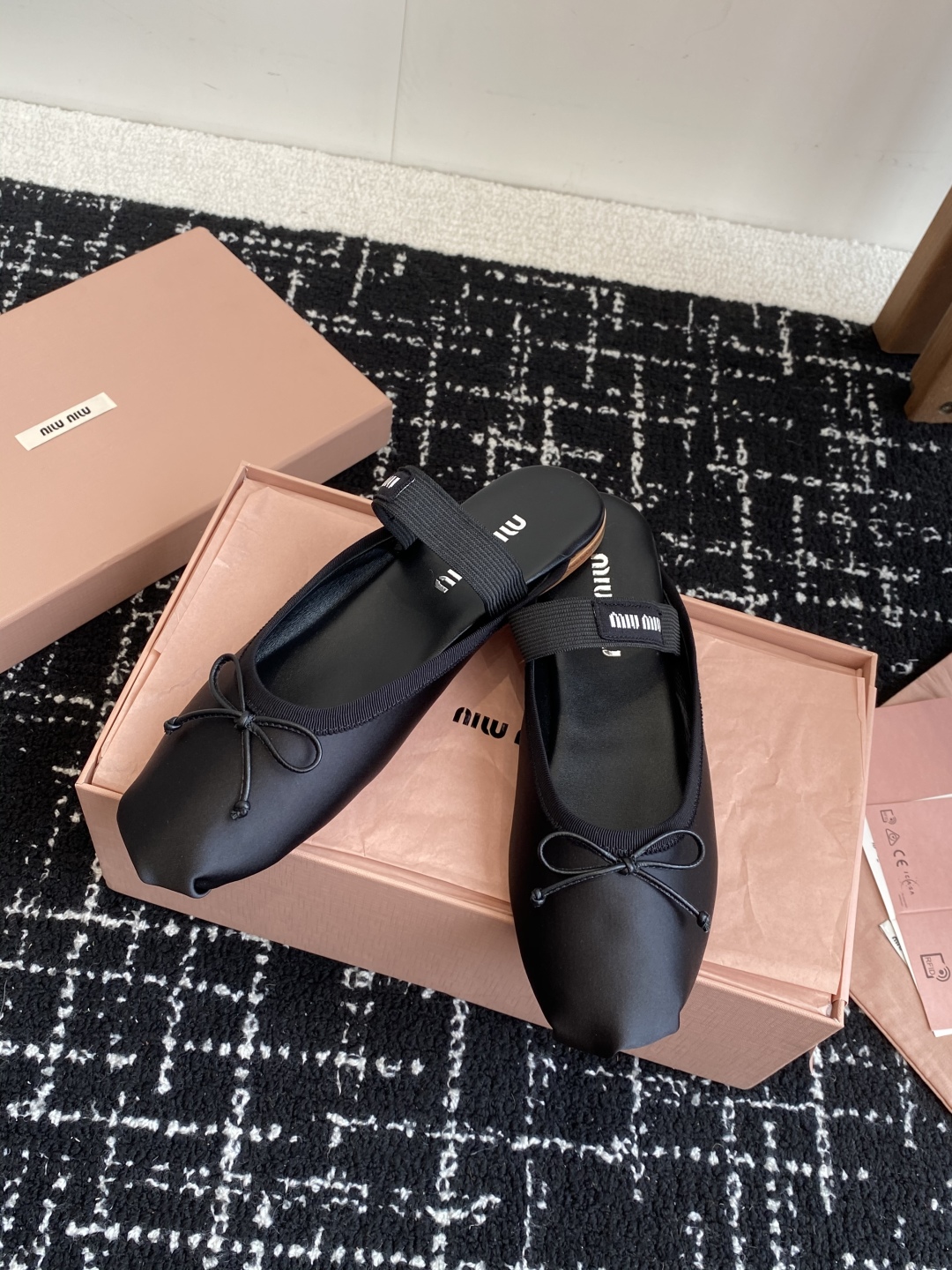 代购级Miu Miu 缪缪 25ss 春夏季新款 芭蕾舞 半拖
缪家以芭蕾的灵动意韵融于日常. 以现代笔
