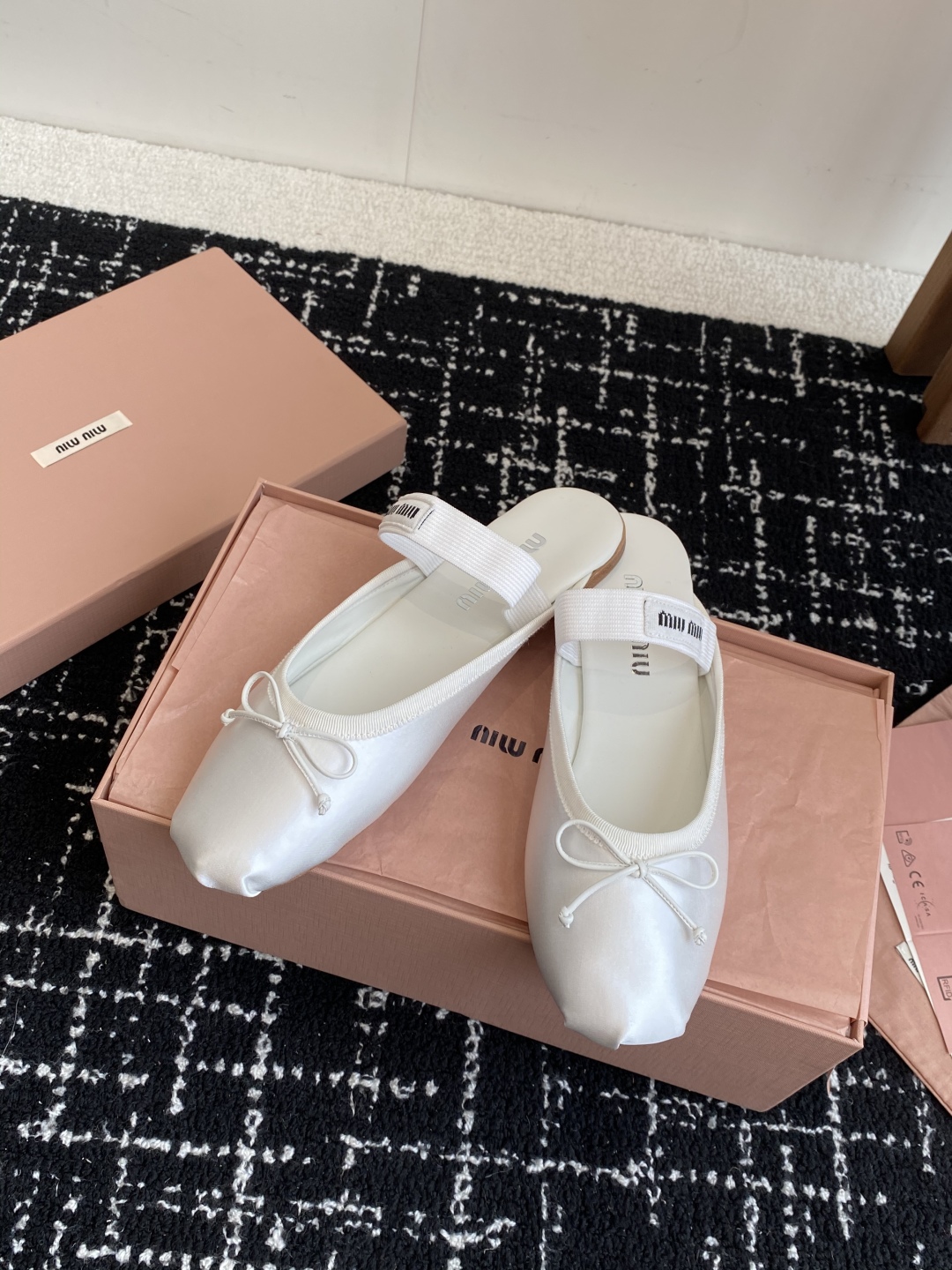 代购级Miu Miu 缪缪 25ss 春夏季新款 芭蕾舞 半拖
缪家以芭蕾的灵动意韵融于日常. 以现代笔