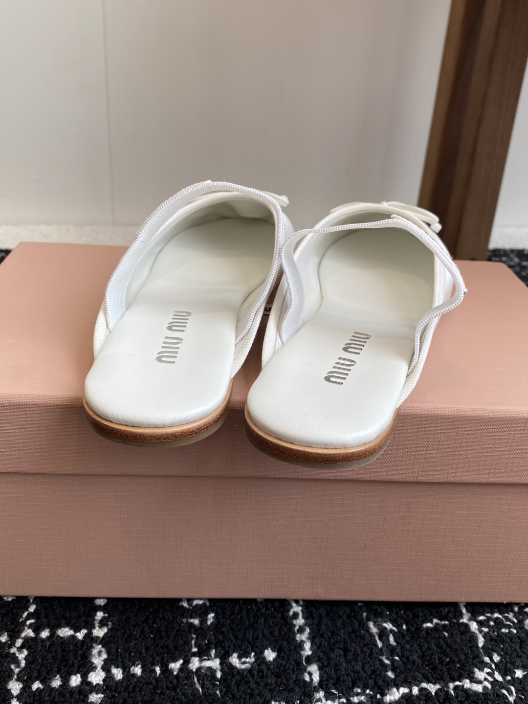 代购级Miu Miu 缪缪 25ss 春夏季新款 芭蕾舞 半拖
缪家以芭蕾的灵动意韵融于日常. 以现代笔