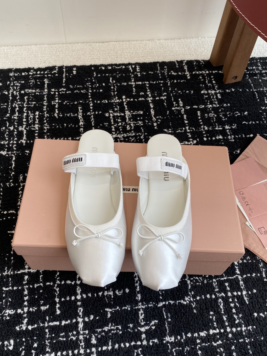 代购级Miu Miu 缪缪 25ss 春夏季新款 芭蕾舞 半拖
缪家以芭蕾的灵动意韵融于日常. 以现代笔