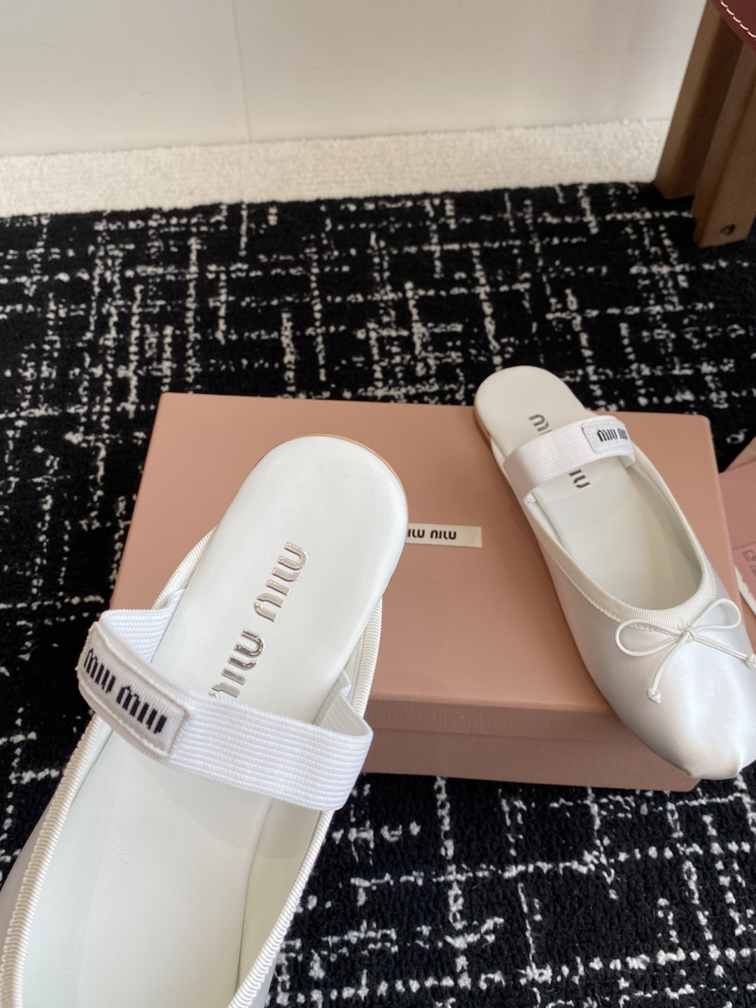 代购级Miu Miu 缪缪 25ss 春夏季新款 芭蕾舞 半拖
缪家以芭蕾的灵动意韵融于日常. 以现代笔