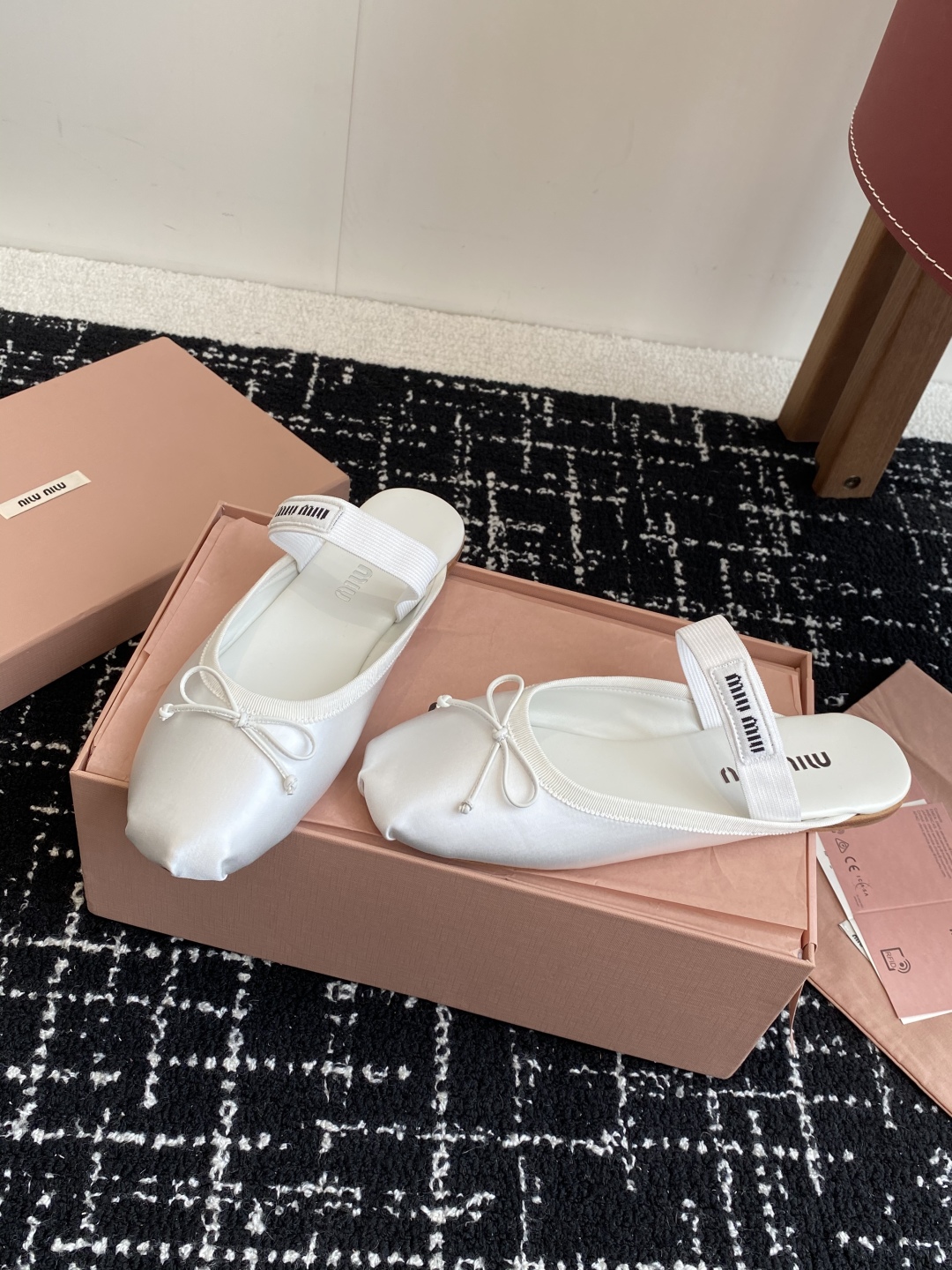代购级Miu Miu 缪缪 25ss 春夏季新款 芭蕾舞 半拖
缪家以芭蕾的灵动意韵融于日常. 以现代笔