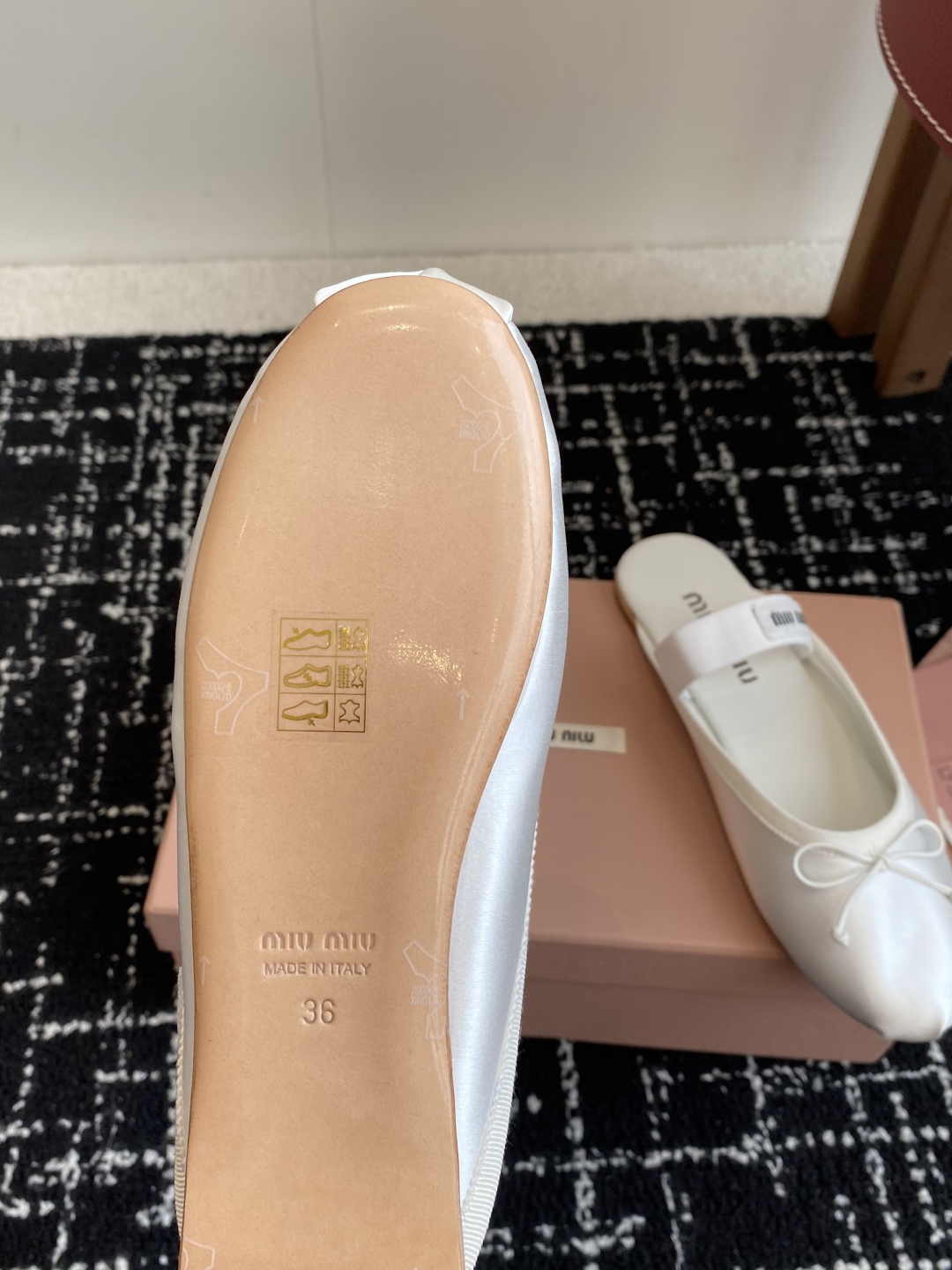 代购级Miu Miu 缪缪 25ss 春夏季新款 芭蕾舞 半拖
缪家以芭蕾的灵动意韵融于日常. 以现代笔