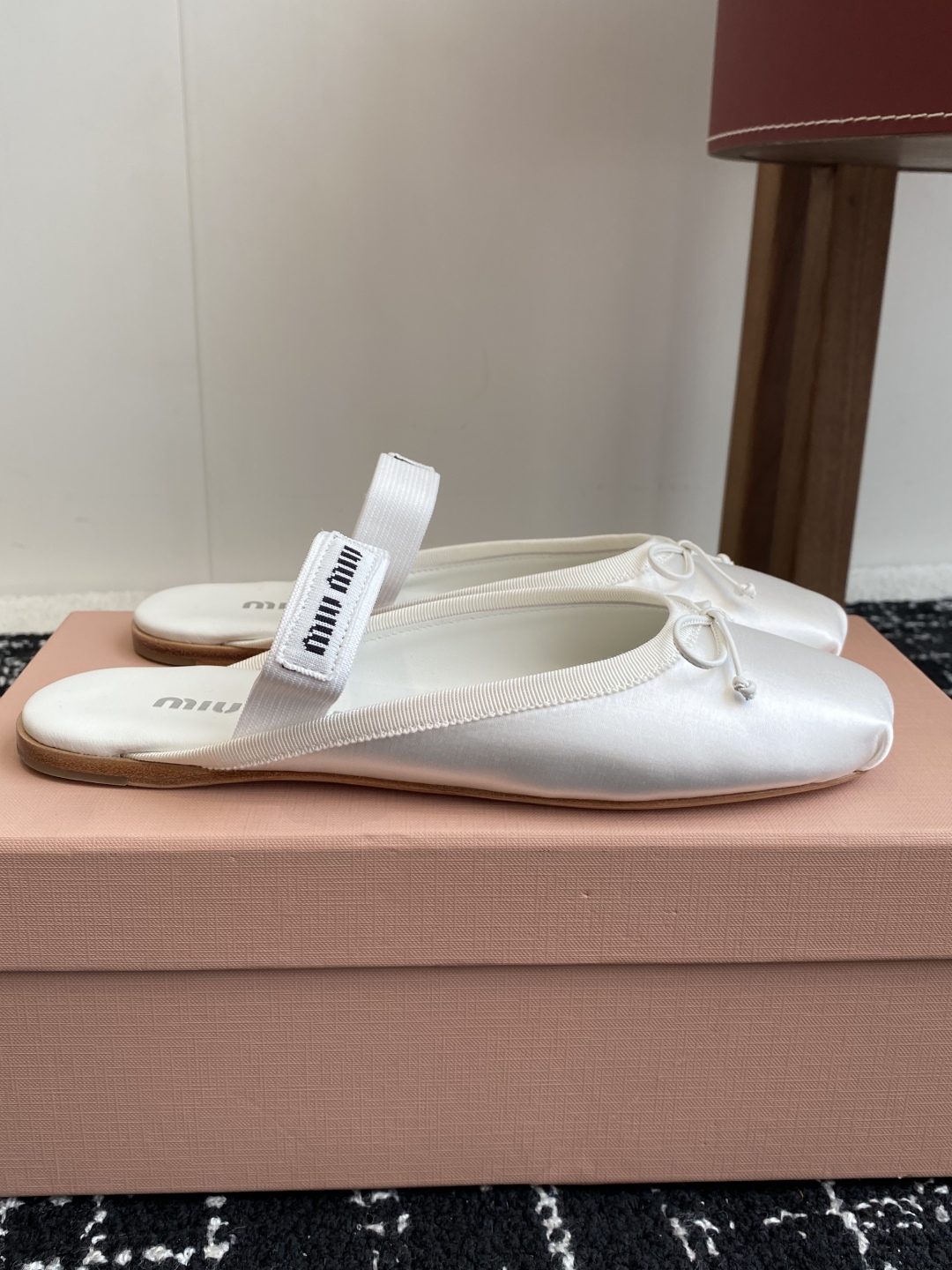 代购级Miu Miu 缪缪 25ss 春夏季新款 芭蕾舞 半拖
缪家以芭蕾的灵动意韵融于日常. 以现代笔