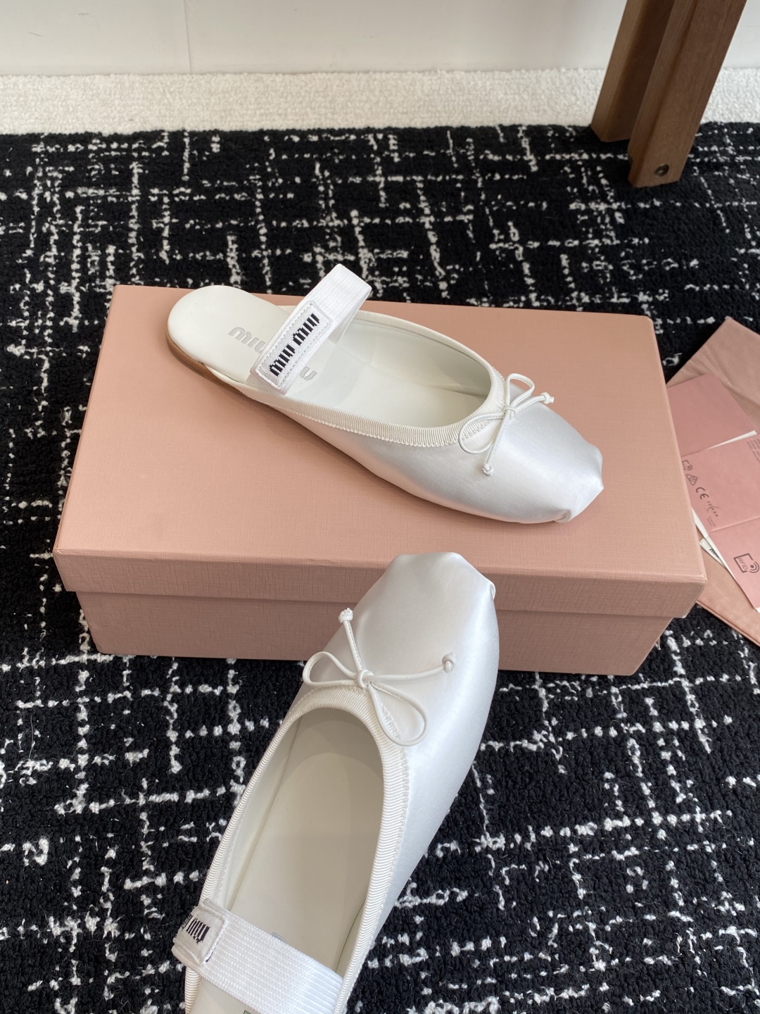 代购级Miu Miu 缪缪 25ss 春夏季新款 芭蕾舞 半拖
缪家以芭蕾的灵动意韵融于日常. 以现代笔