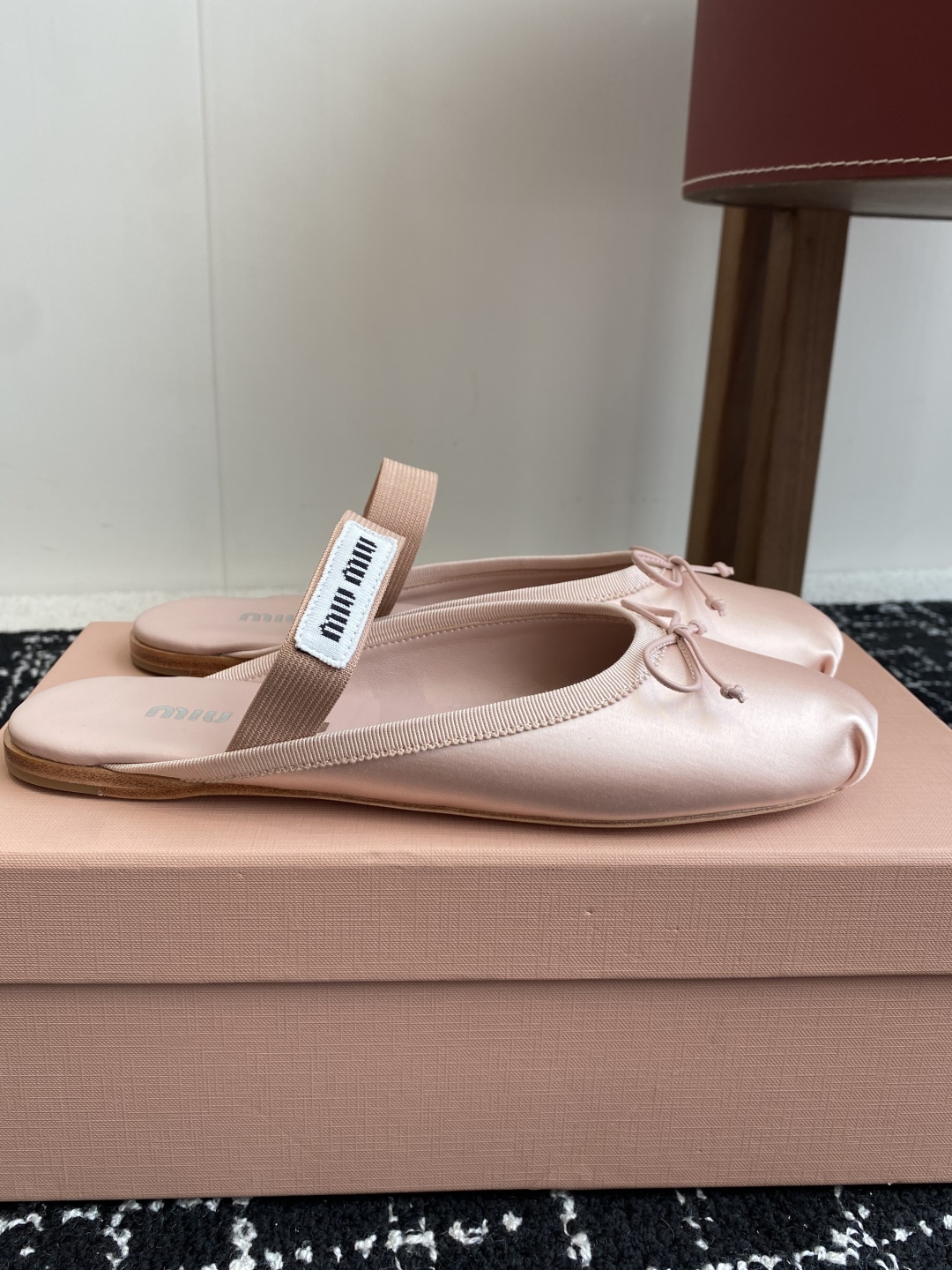 代购级Miu Miu 缪缪 25ss 春夏季新款 芭蕾舞 半拖
缪家以芭蕾的灵动意韵融于日常. 以现代笔