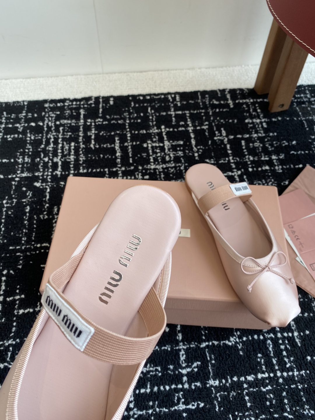 代购级Miu Miu 缪缪 25ss 春夏季新款 芭蕾舞 半拖
缪家以芭蕾的灵动意韵融于日常. 以现代笔