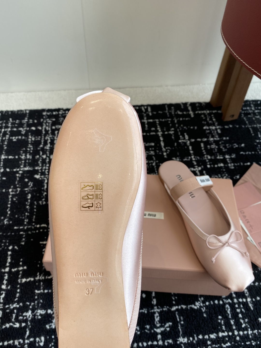 代购级Miu Miu 缪缪 25ss 春夏季新款 芭蕾舞 半拖
缪家以芭蕾的灵动意韵融于日常. 以现代笔