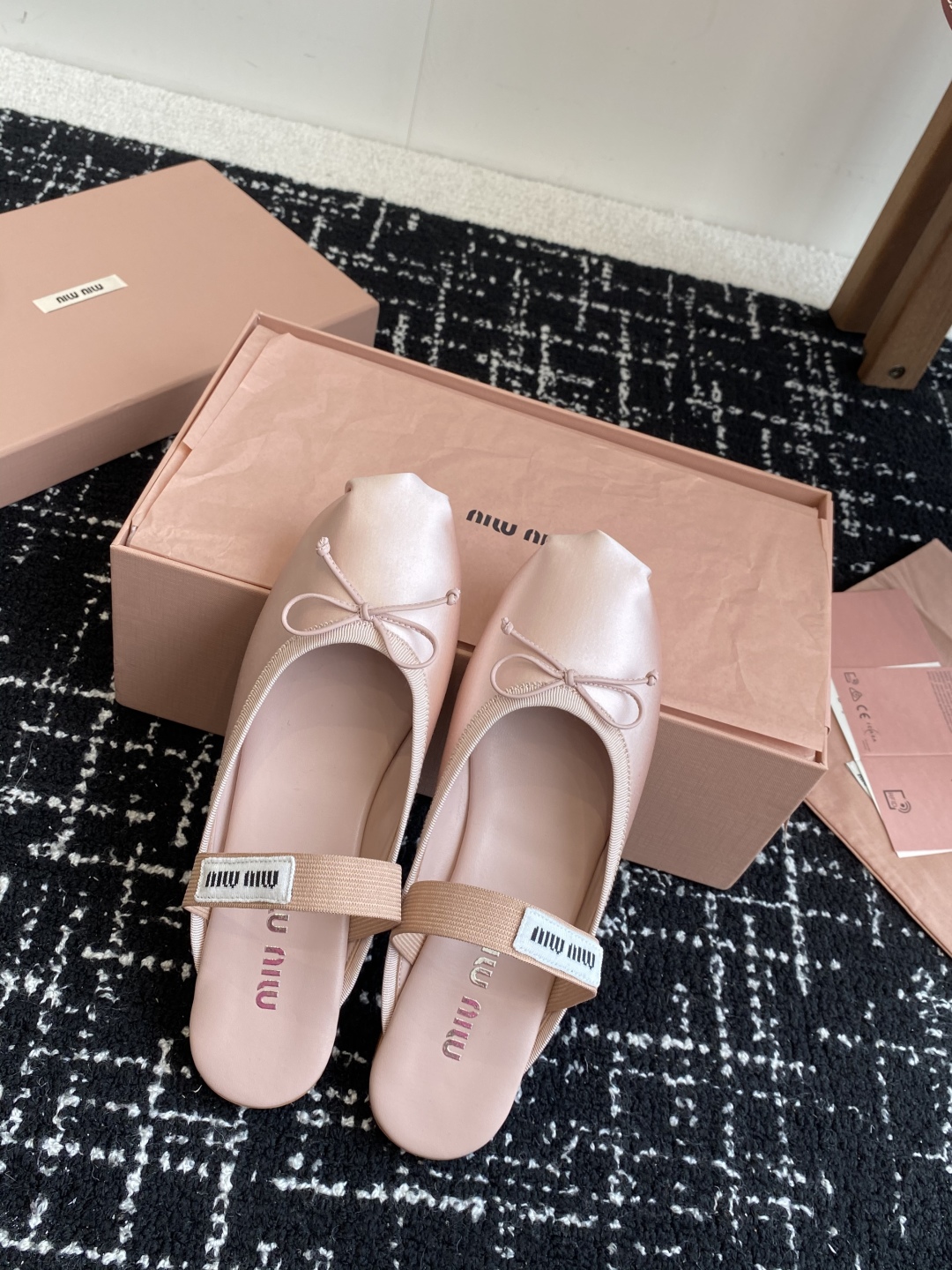代购级Miu Miu 缪缪 25ss 春夏季新款 芭蕾舞 半拖
缪家以芭蕾的灵动意韵融于日常. 以现代笔