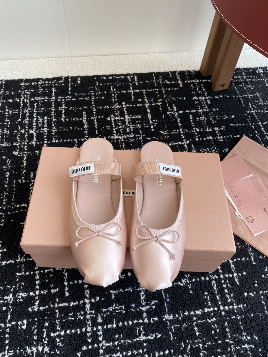 代购级Miu Miu 缪缪 25ss 春夏季新款 芭蕾舞 半拖
缪家以芭蕾的灵动意韵融于日常. 以现代笔