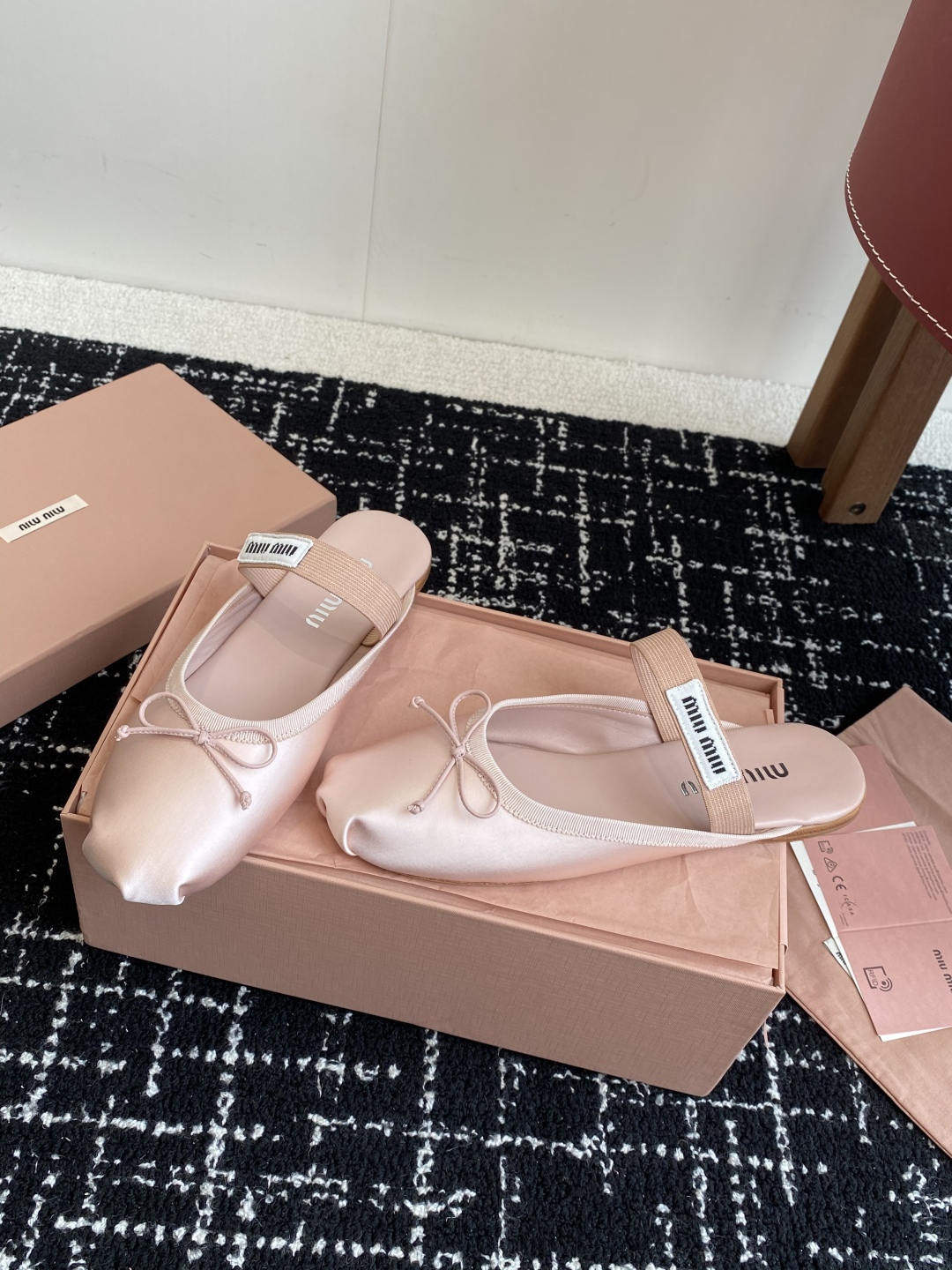 代购级Miu Miu 缪缪 25ss 春夏季新款 芭蕾舞 半拖
缪家以芭蕾的灵动意韵融于日常. 以现代笔