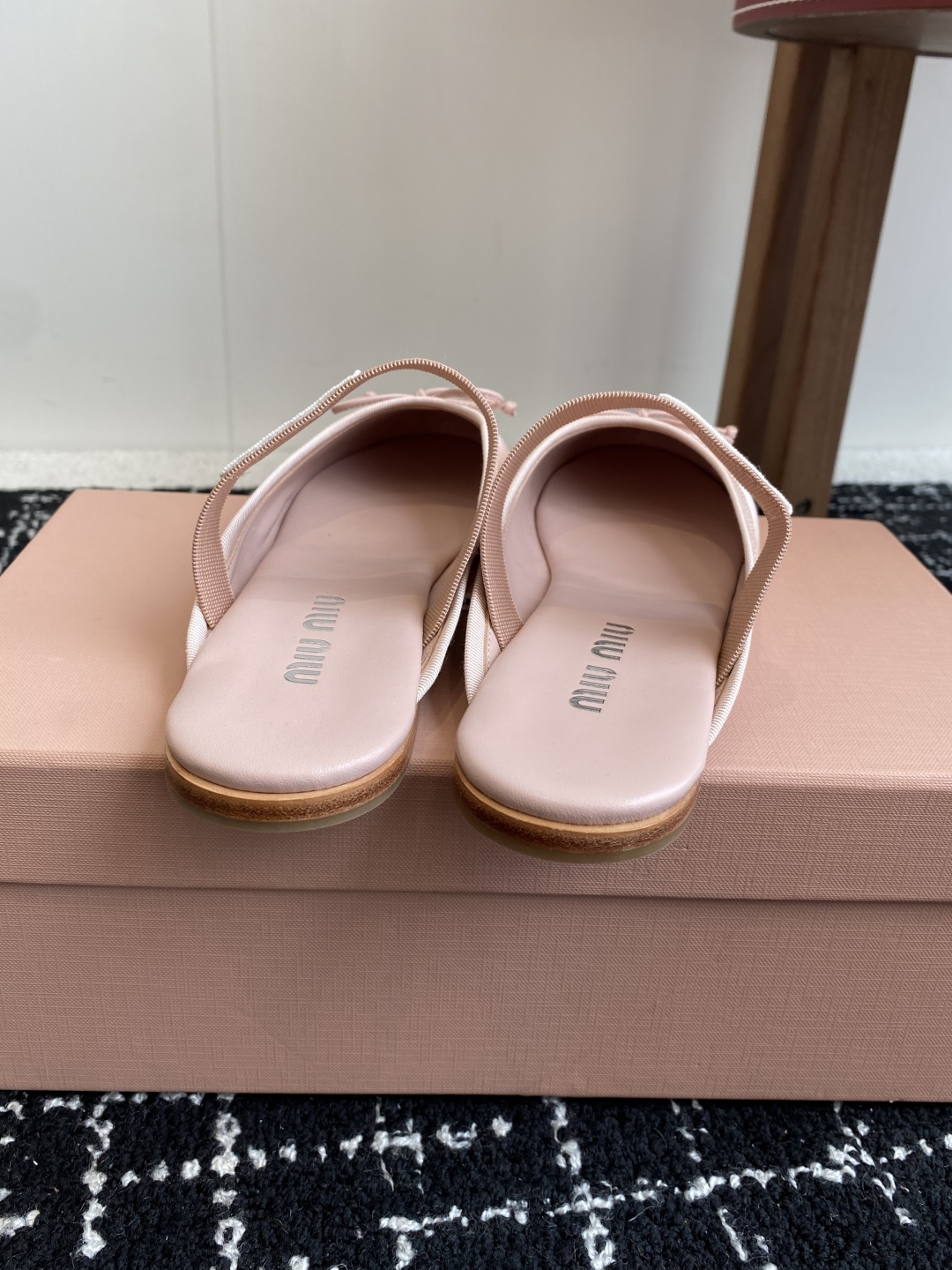 代购级Miu Miu 缪缪 25ss 春夏季新款 芭蕾舞 半拖
缪家以芭蕾的灵动意韵融于日常. 以现代笔