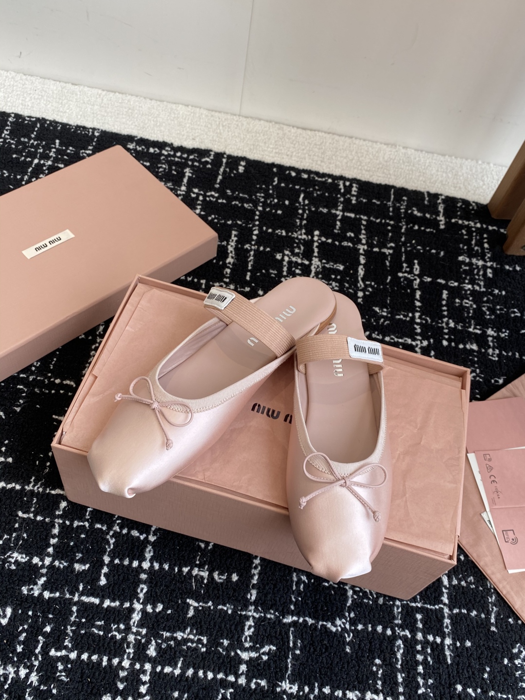 代购级Miu Miu 缪缪 25ss 春夏季新款 芭蕾舞 半拖
缪家以芭蕾的灵动意韵融于日常. 以现代笔