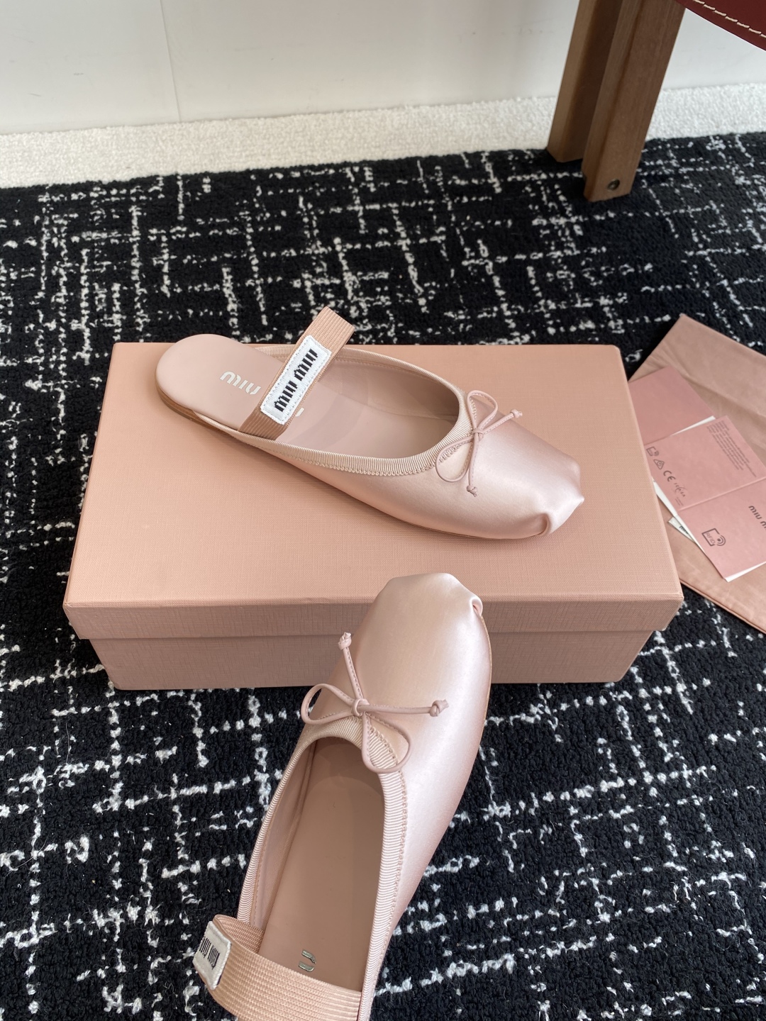 代购级Miu Miu 缪缪 25ss 春夏季新款 芭蕾舞 半拖
缪家以芭蕾的灵动意韵融于日常. 以现代笔