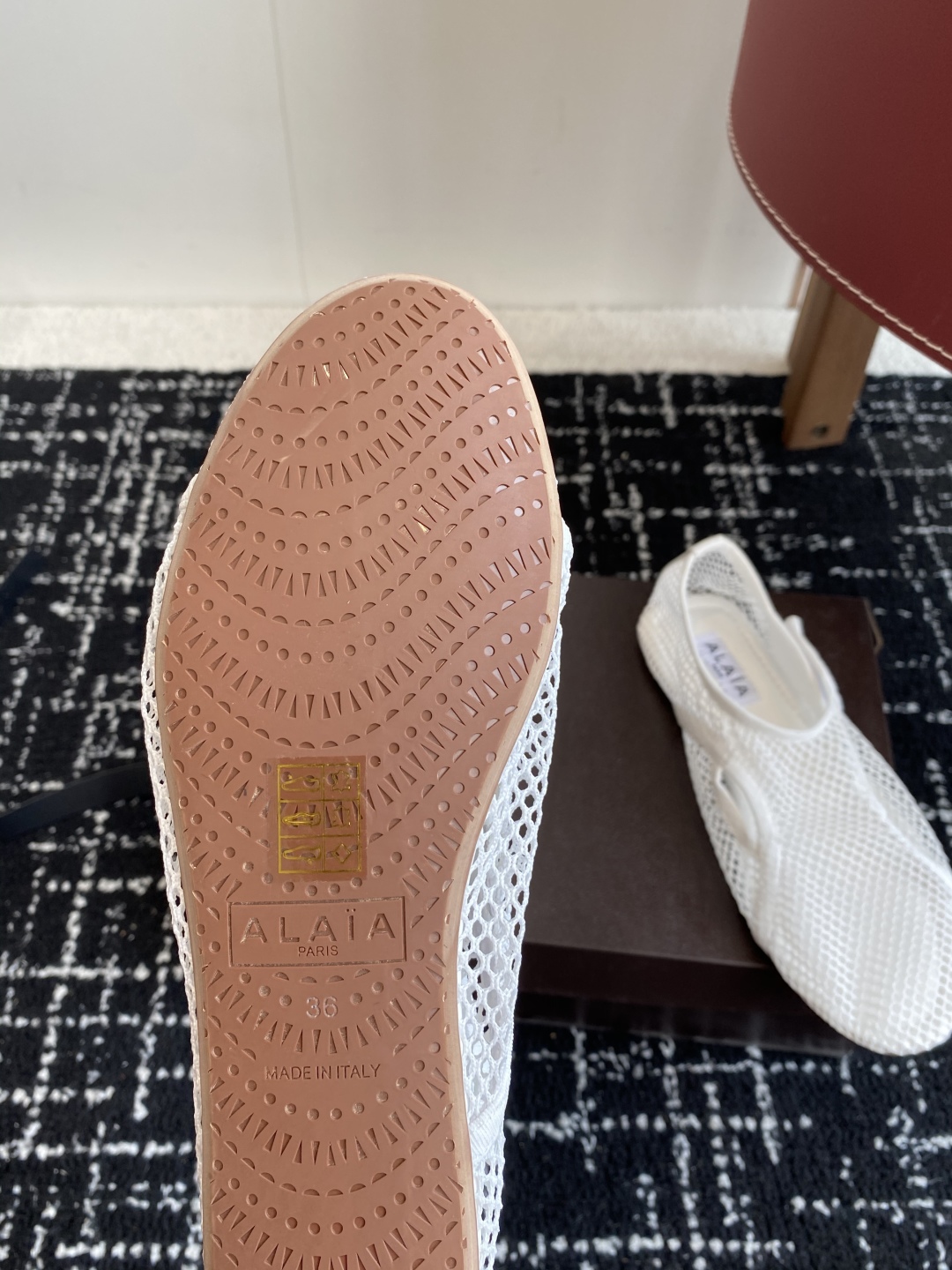 代购级
Alaia 25ss 春夏季新款 明星同款 穿搭万金油 渔网鞋 芭蕾舞鞋

轻盈透气 夏日松弛美