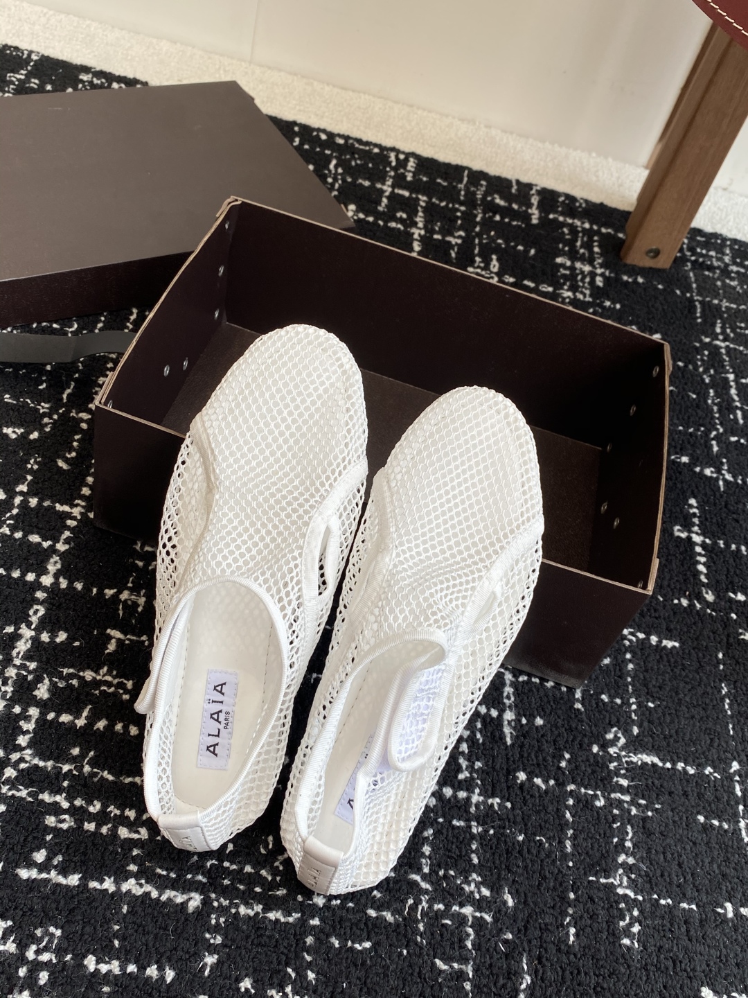 代购级
Alaia 25ss 春夏季新款 明星同款 穿搭万金油 渔网鞋 芭蕾舞鞋

轻盈透气 夏日松弛美