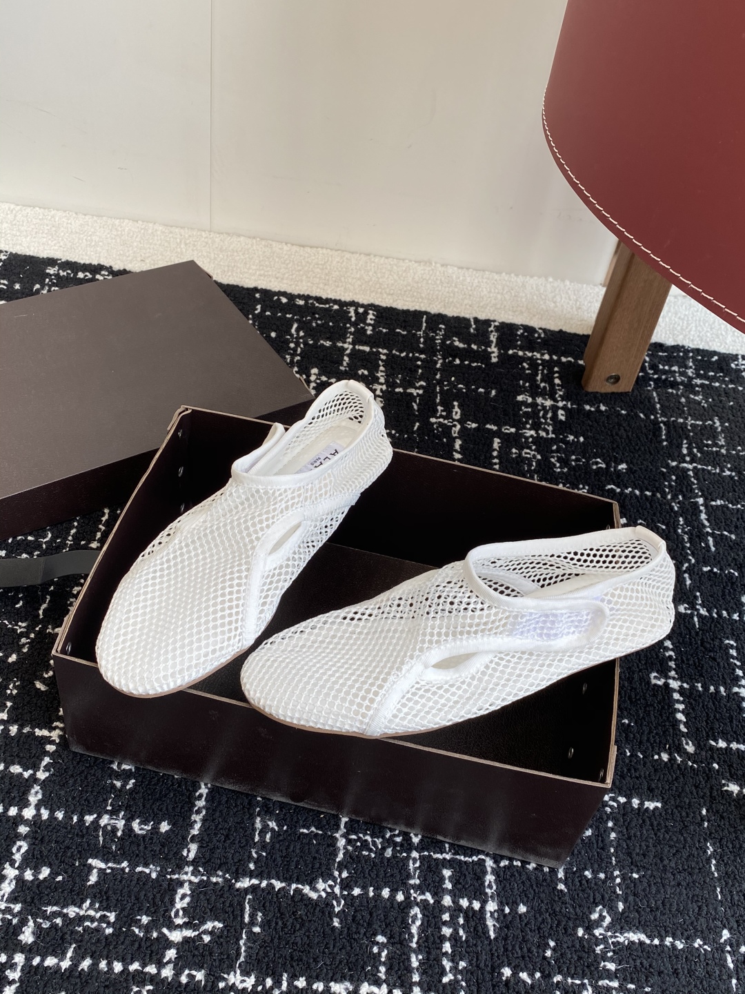 代购级
Alaia 25ss 春夏季新款 明星同款 穿搭万金油 渔网鞋 芭蕾舞鞋

轻盈透气 夏日松弛美
