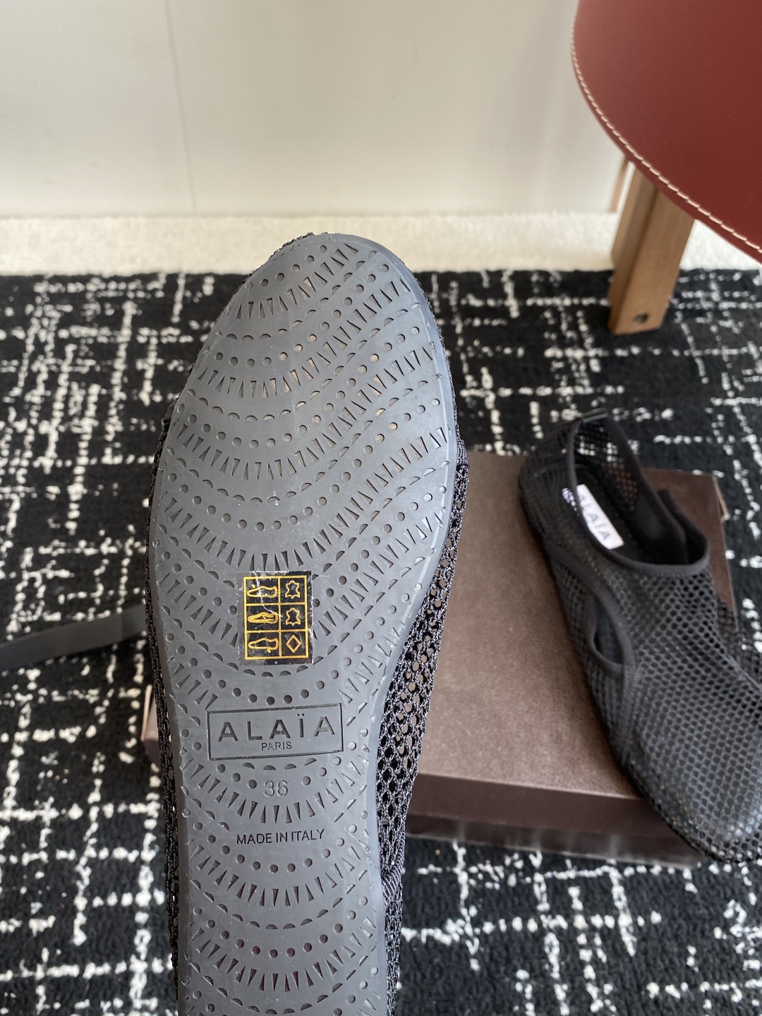 代购级
Alaia 25ss 春夏季新款 明星同款 穿搭万金油 渔网鞋 芭蕾舞鞋

轻盈透气 夏日松弛美