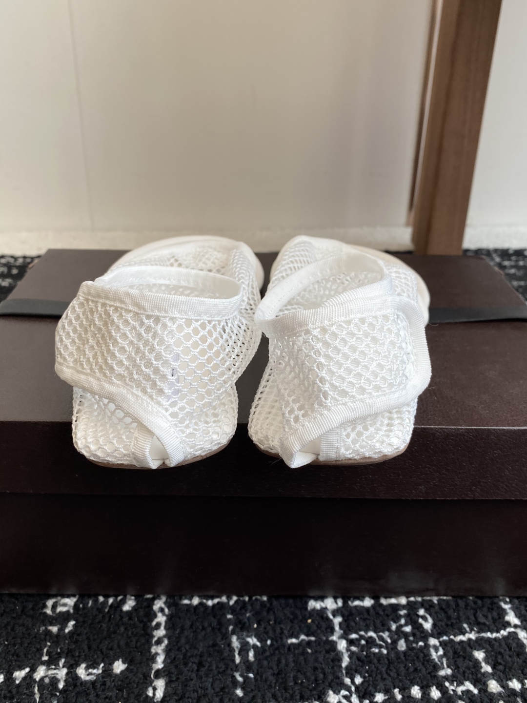 代购级
Alaia 25ss 春夏季新款 明星同款 穿搭万金油 夹脚 渔网鞋 

轻盈透气 夏日松弛美学