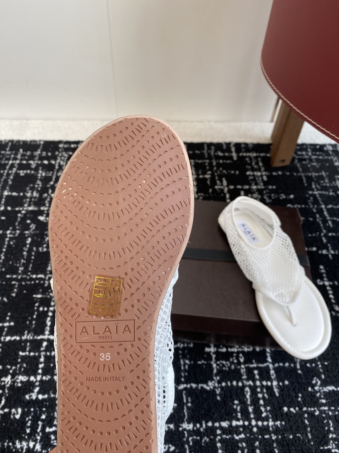 代购级
Alaia 25ss 春夏季新款 明星同款 穿搭万金油 夹脚 渔网鞋 

轻盈透气 夏日松弛美学