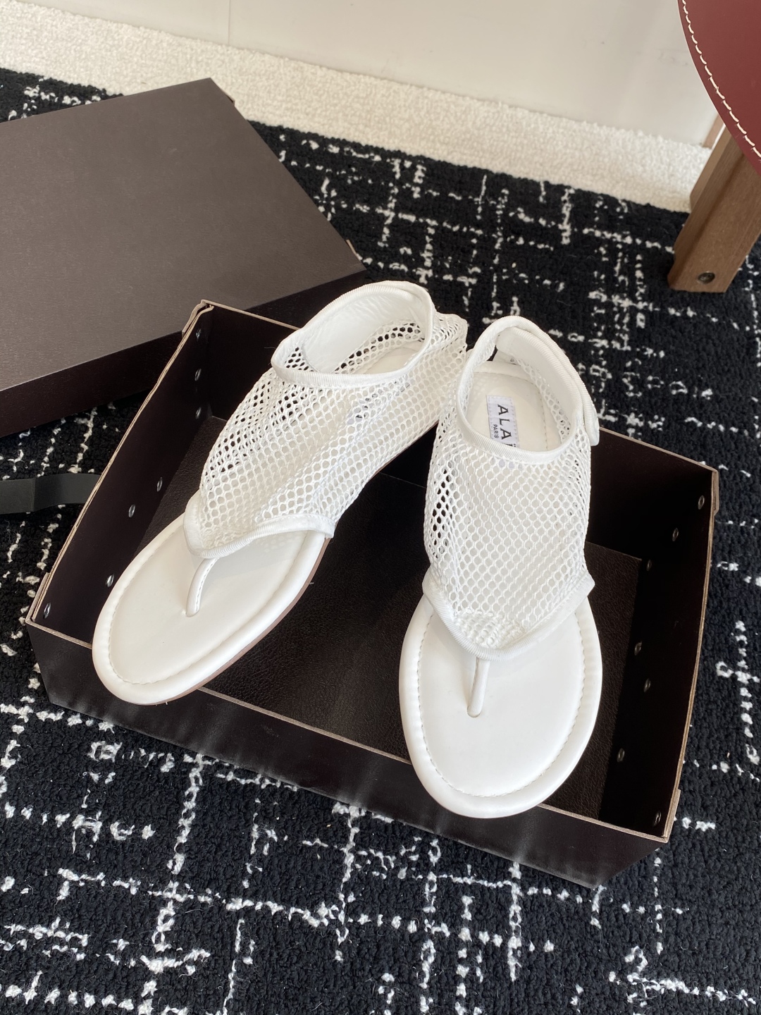 代购级
Alaia 25ss 春夏季新款 明星同款 穿搭万金油 夹脚 渔网鞋 

轻盈透气 夏日松弛美学