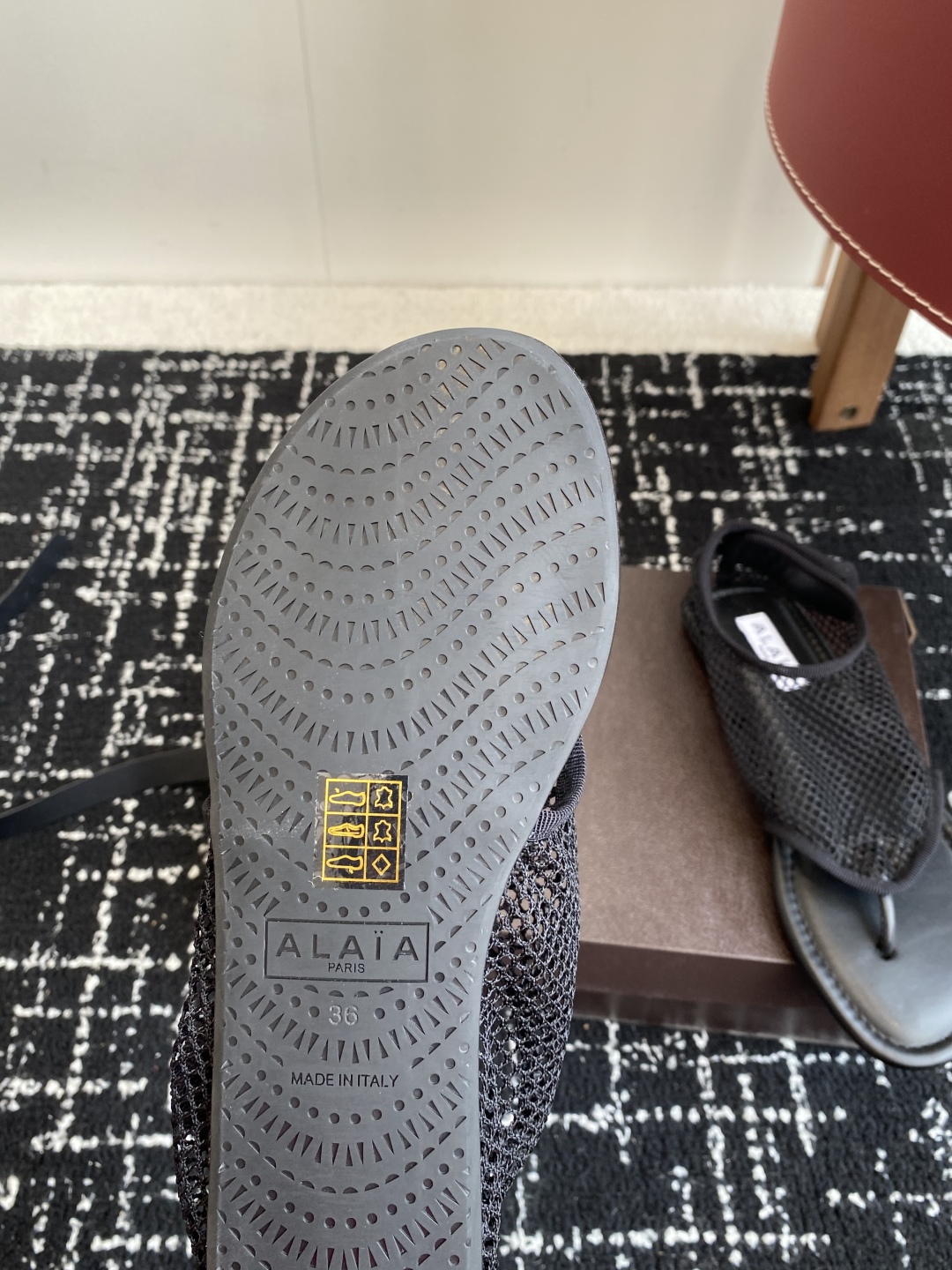 代购级
Alaia 25ss 春夏季新款 明星同款 穿搭万金油 夹脚 渔网鞋 

轻盈透气 夏日松弛美学
