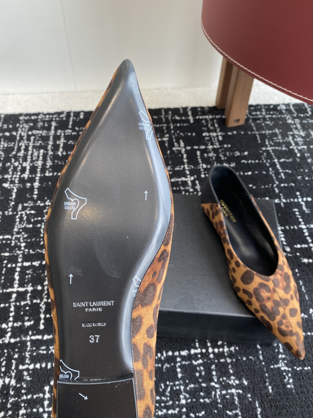 代购级
YSL 25ss 春夏新款 圣罗兰新款尖头平底 单鞋

Saint Laurent | YSL姐