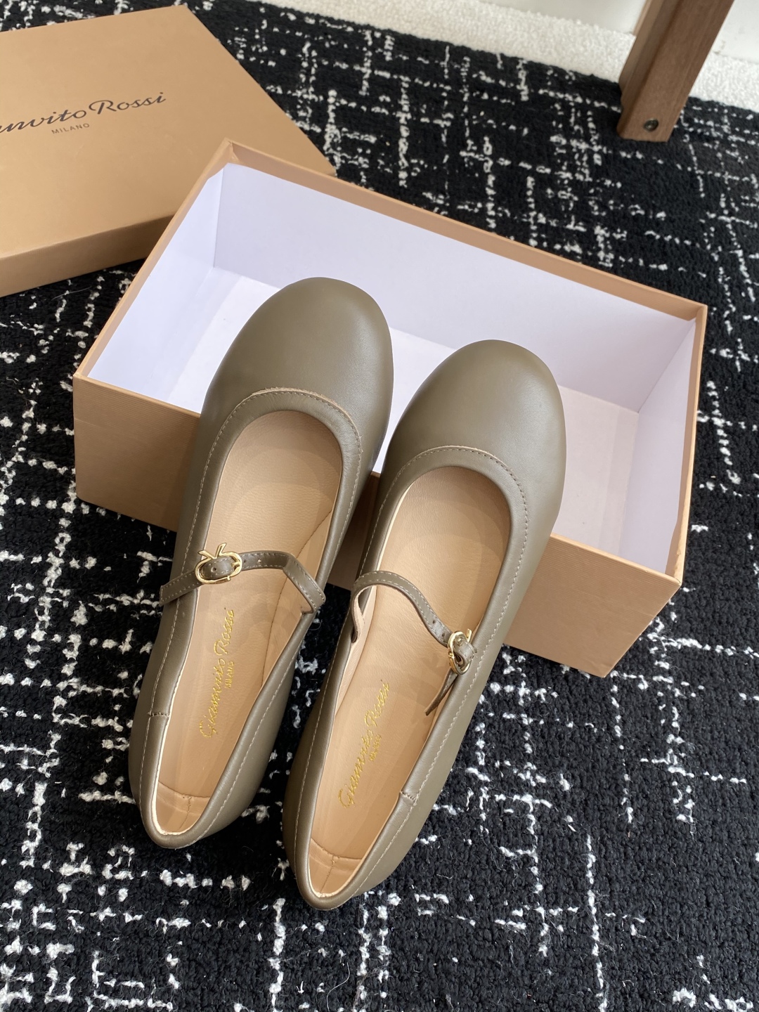代购级
Gianvito Rossi 25ss 春夏新款 芭蕾舞 单鞋 

原版购入1比1打造 套楦工艺