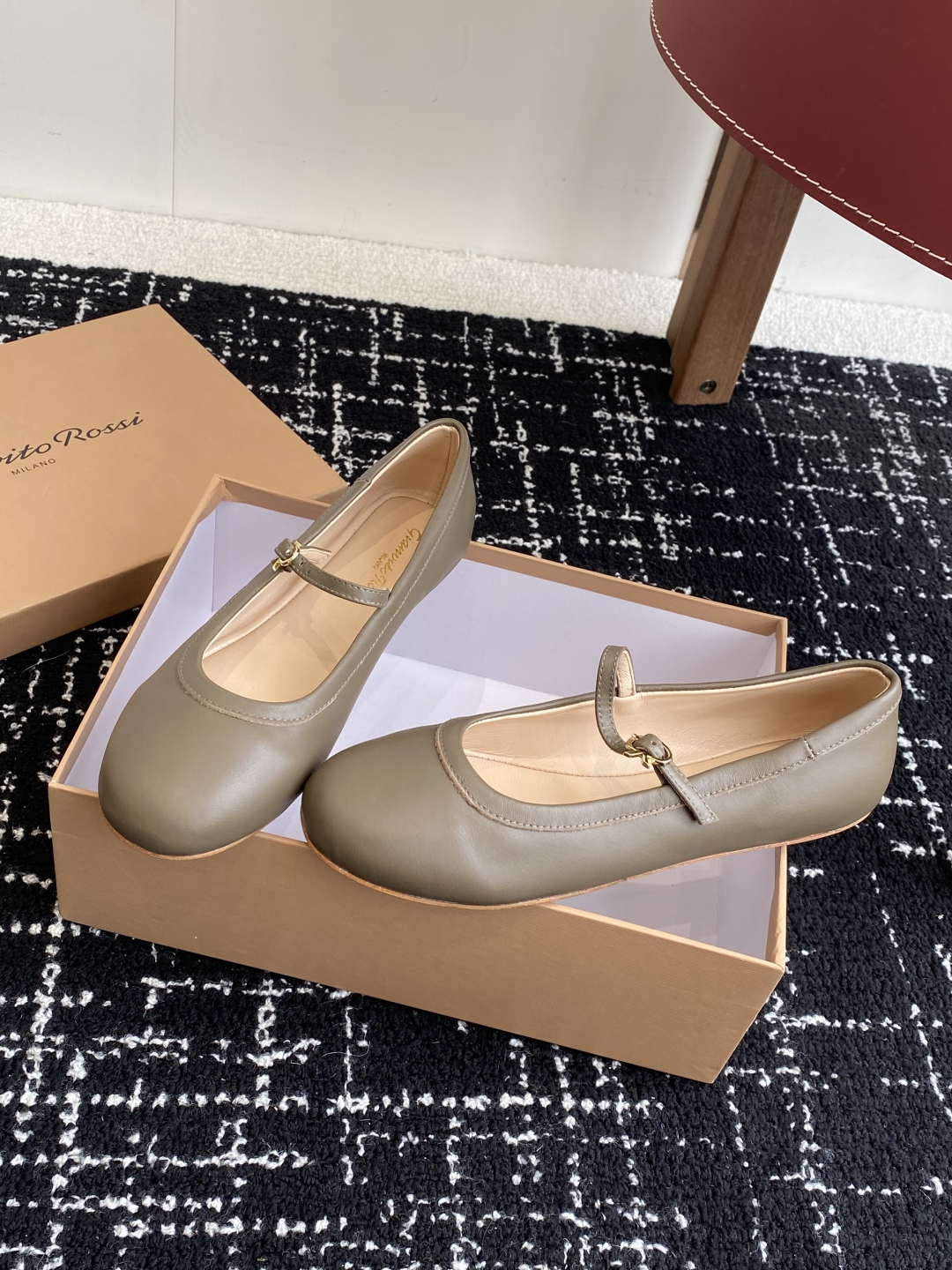 代购级
Gianvito Rossi 25ss 春夏新款 芭蕾舞 单鞋 

原版购入1比1打造 套楦工艺