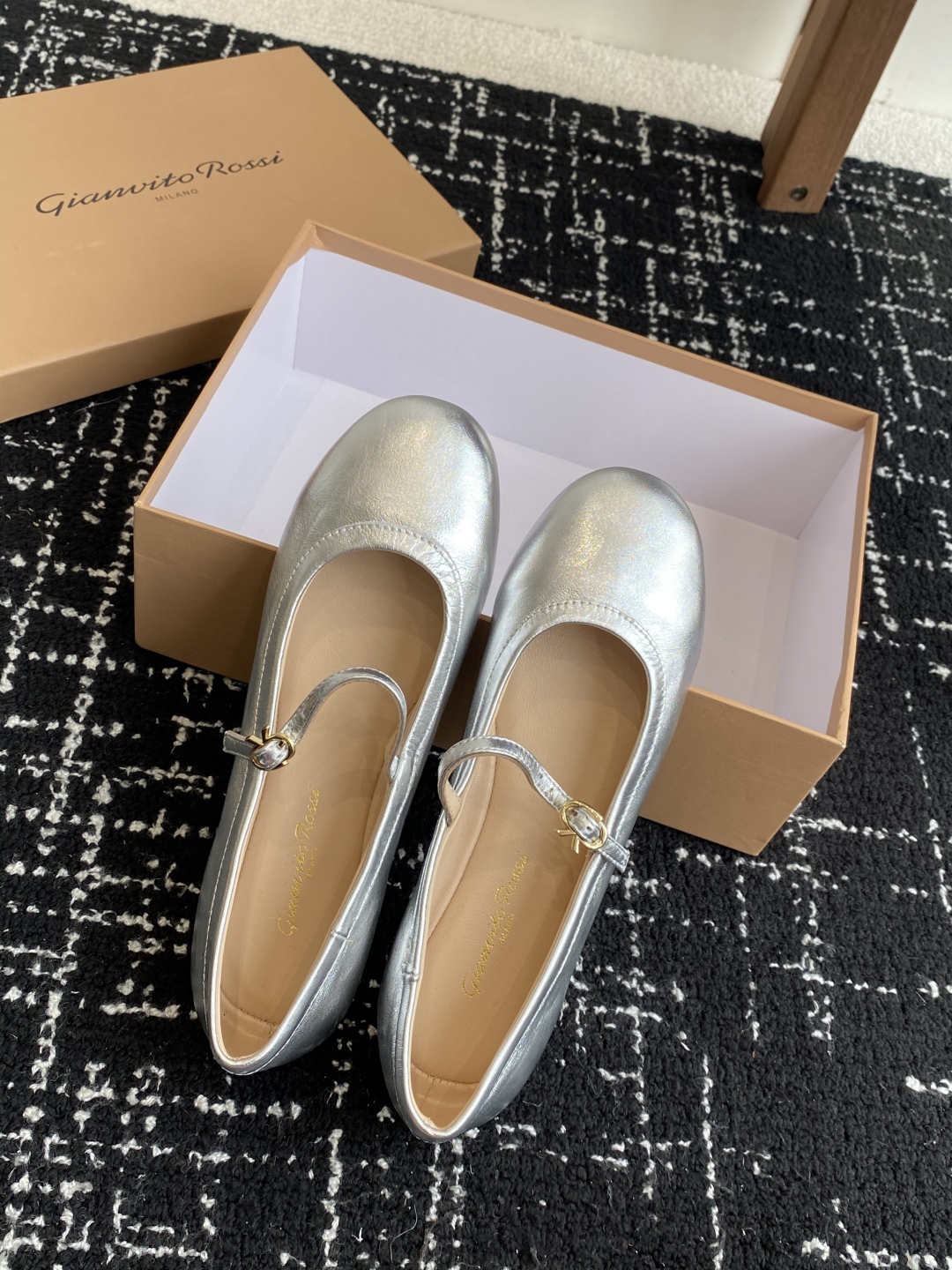 代购级
Gianvito Rossi 25ss 春夏新款 芭蕾舞 单鞋 

原版购入1比1打造 套楦工艺