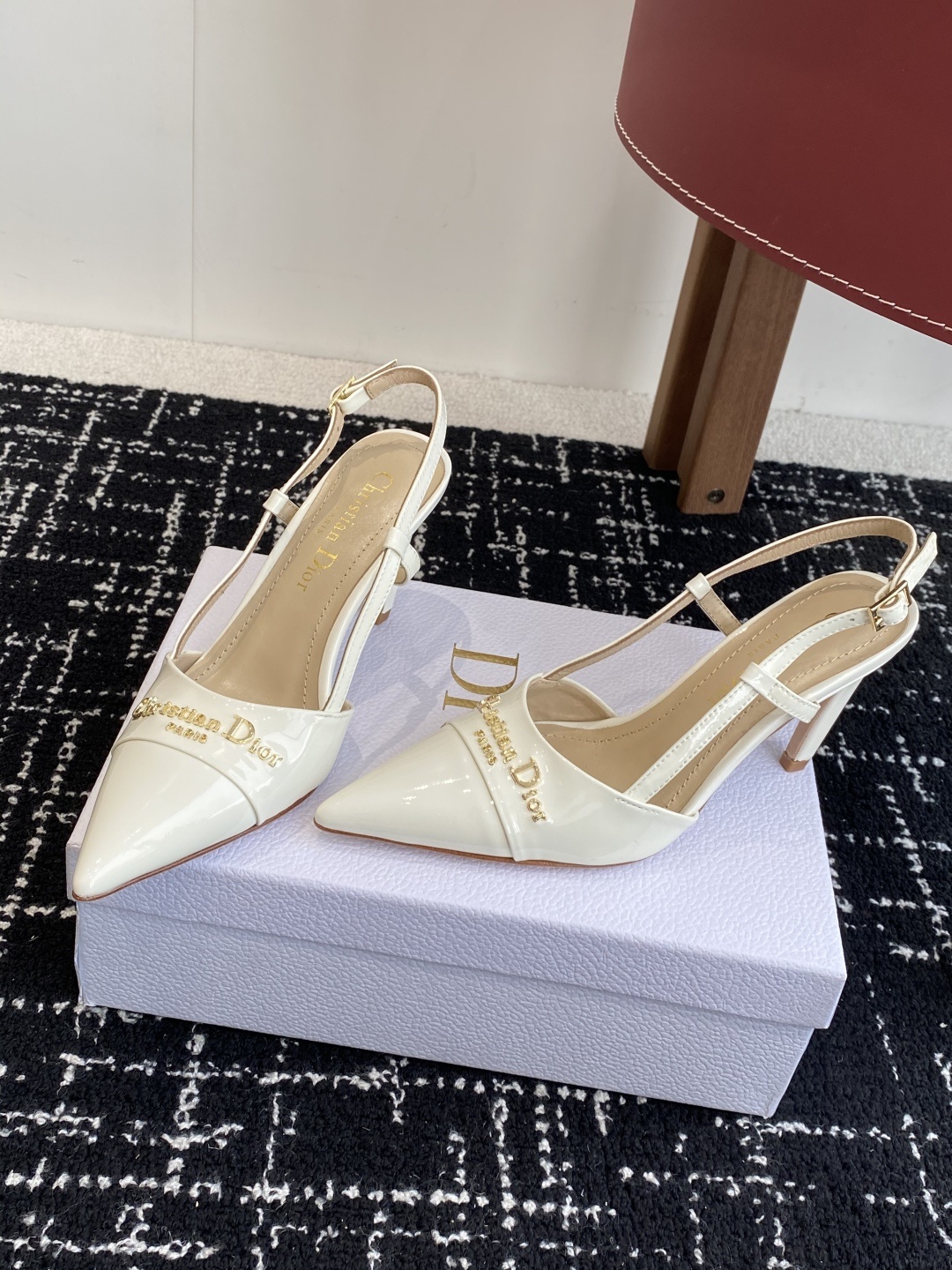 代购级
Dior 25ss 春夏新款 迪奥 Dior Boy 尖头高跟鞋 单鞋 后空凉鞋
这款 My